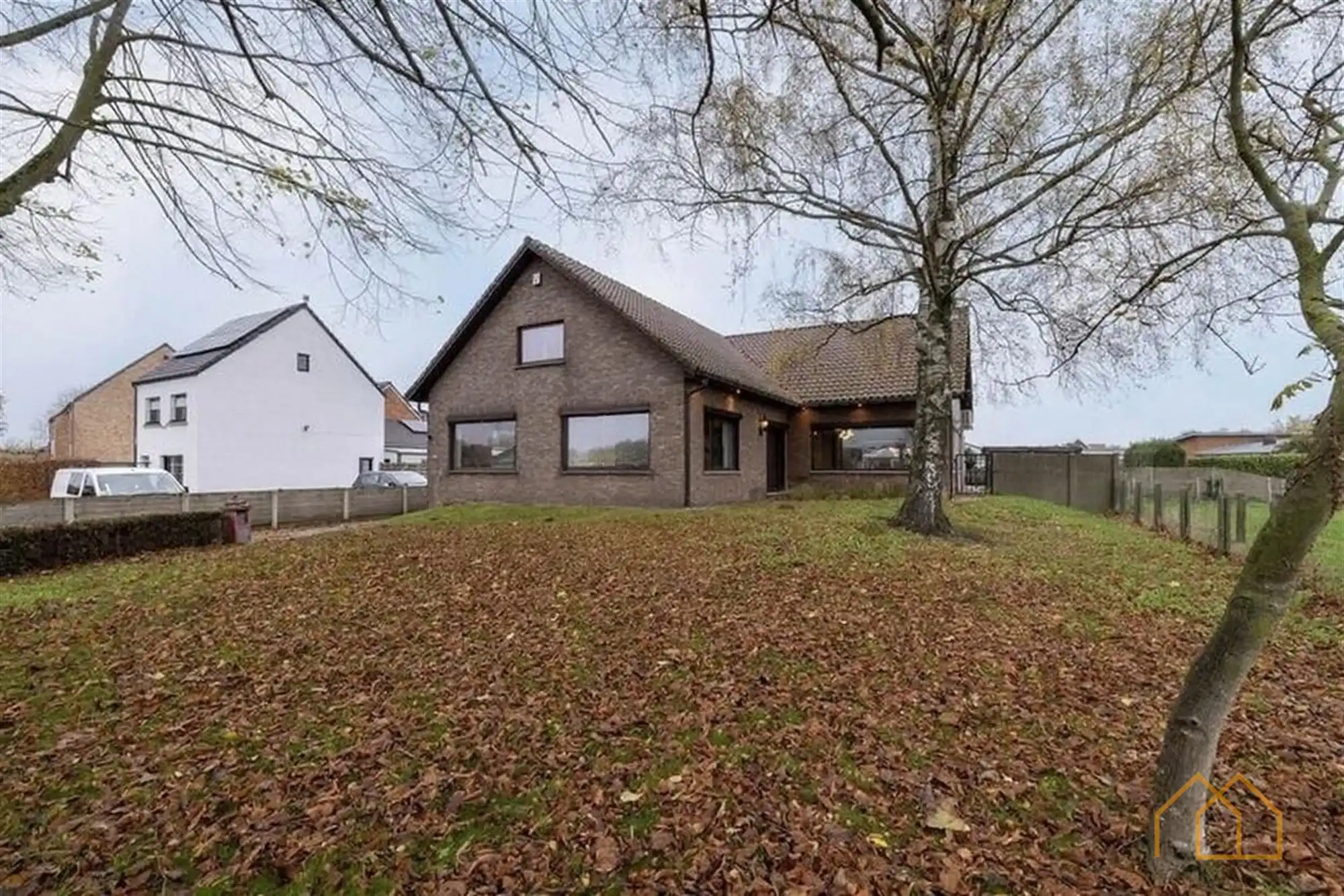 Ruime woning op 12a met veel kelder en garage foto {{pictureIndex}}