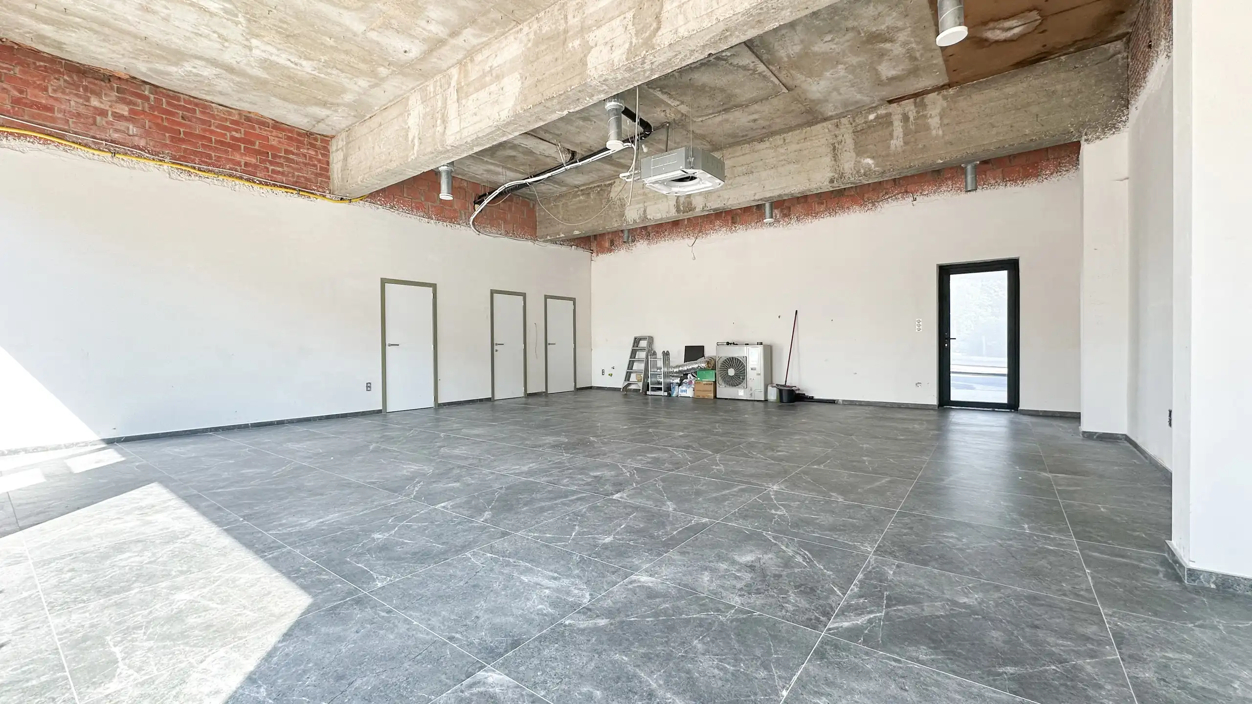 Afgewerkt handelspand van 90m² in Heppen met parkeerplaats! foto 7