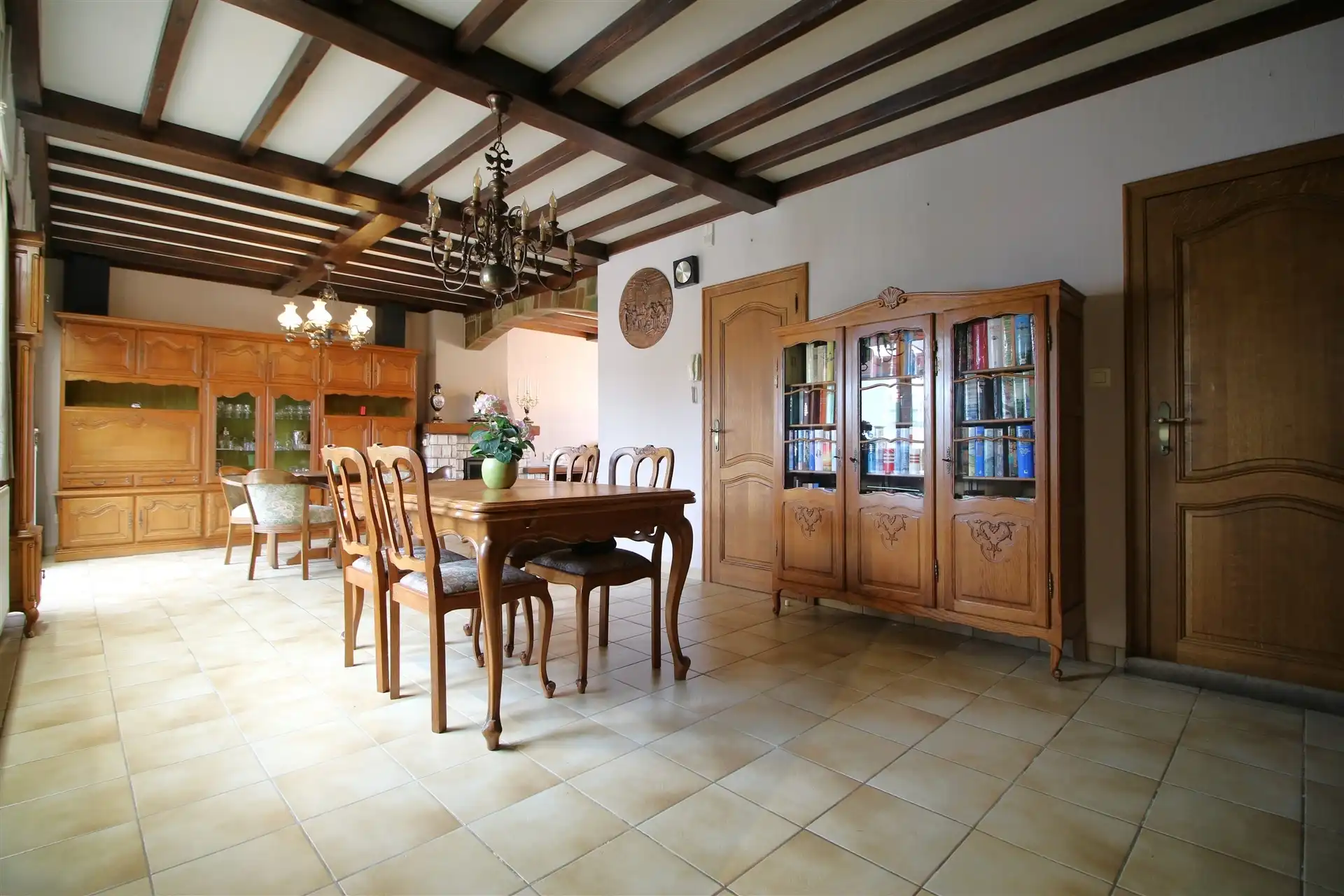 Ruime woning met garage, 4 slpk & tuin foto 4