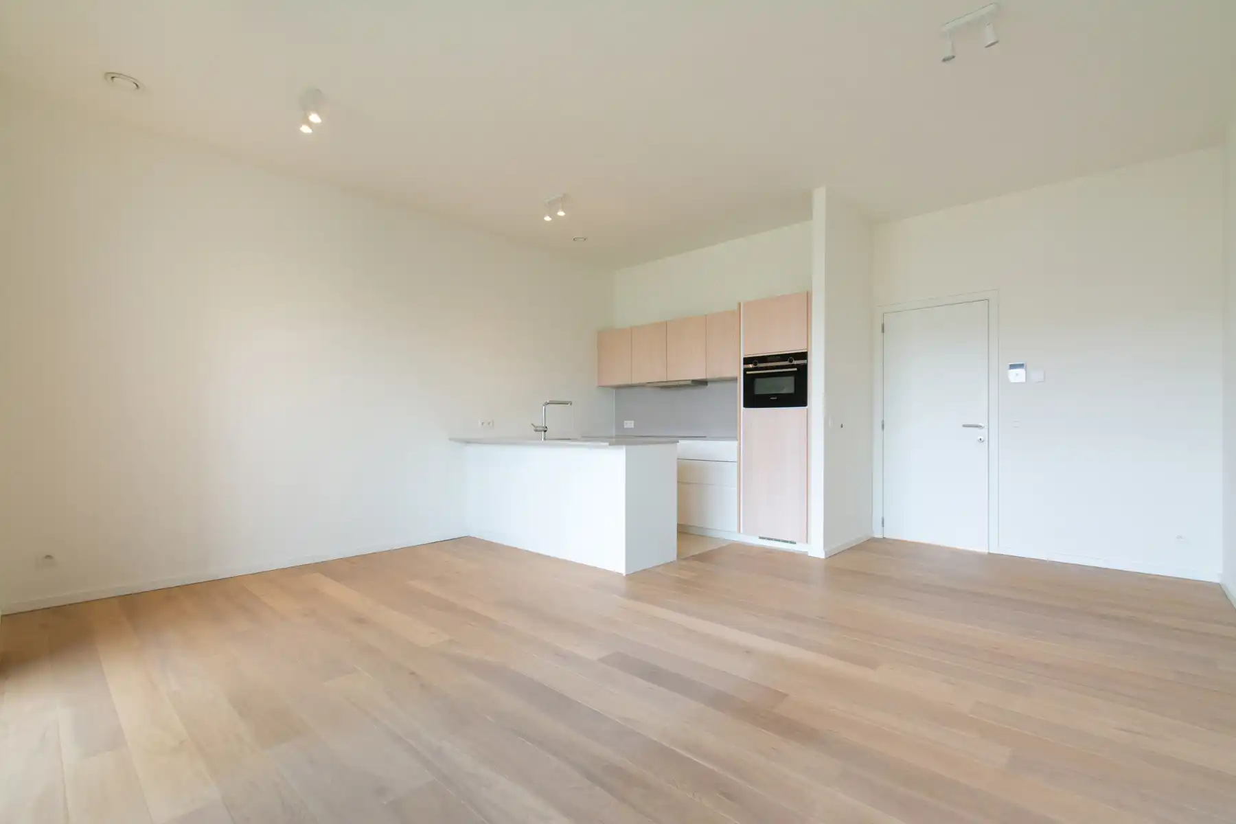 Ongemeubeld 1 slaapkamer app. met mooi terrras foto 3