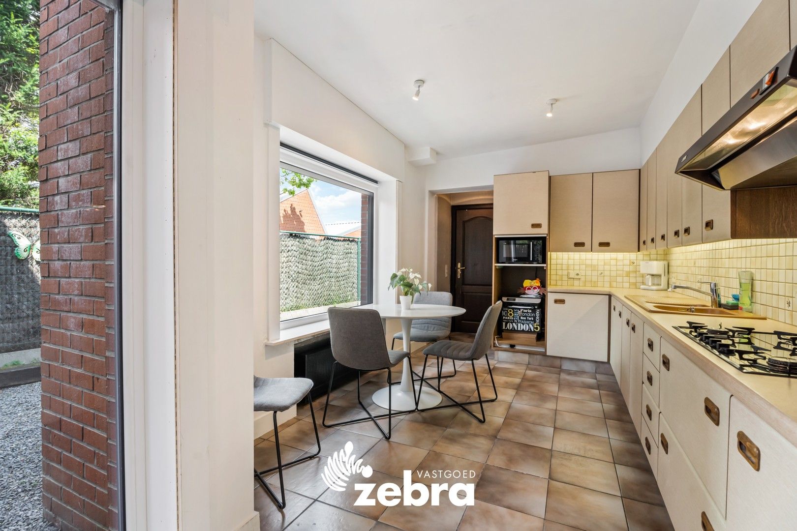 Instapklare woning met grote garage en 3 volwaardige slaapkamers! foto 6