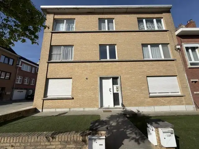 Appartement op de eerste verdieping met 2 slaapkamers + kelder foto {{pictureIndex}}