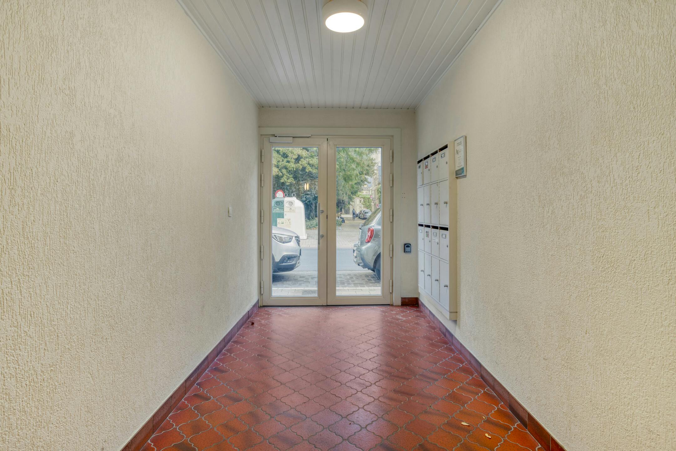 Ruim en lichtrijk appartement met 3 slaapkamers en garage in Ieper  foto 2