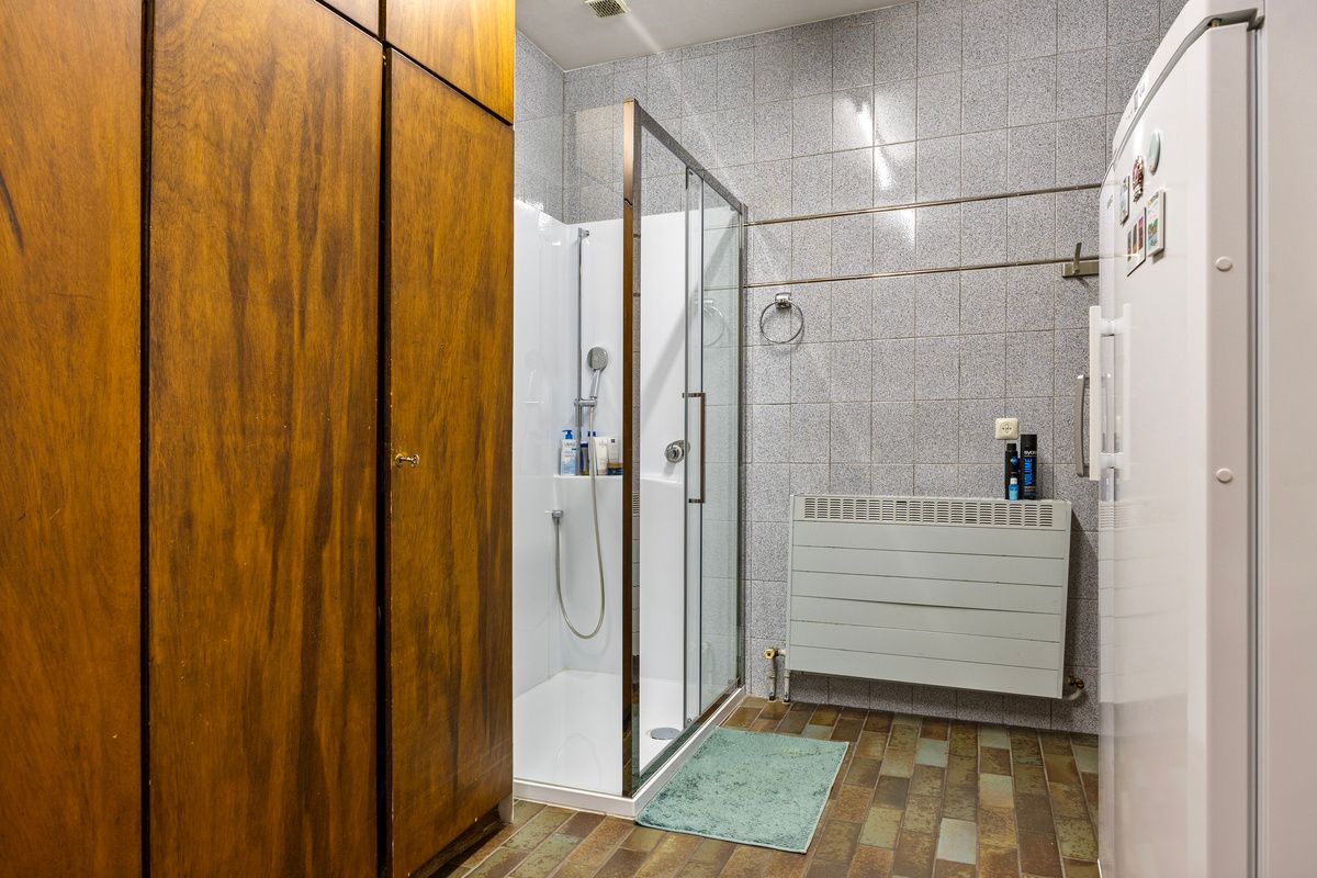 Ruime gelijkvloerse woning met bedrijfshal foto 23