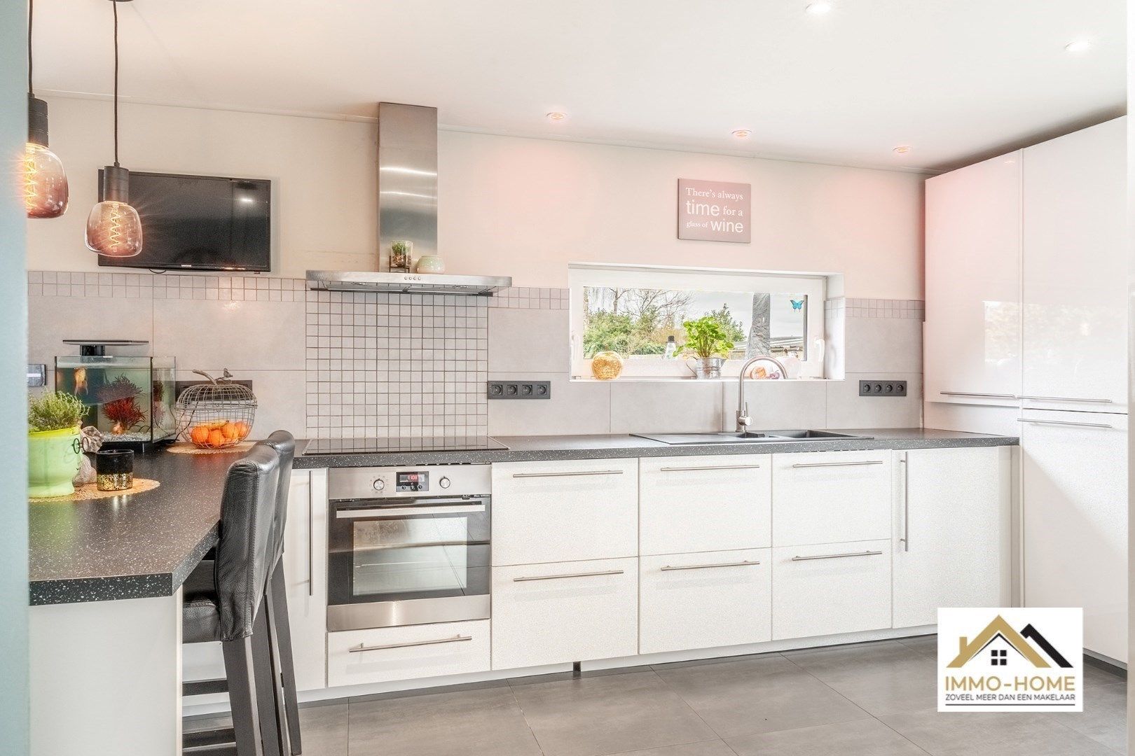 Ruime gerenoveerde woning met ruime grond!  foto 2
