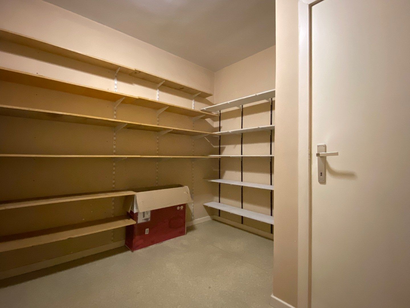 Appartement met 2 slaapkamers en staanplaats op de markt van Harelbeke  foto 9