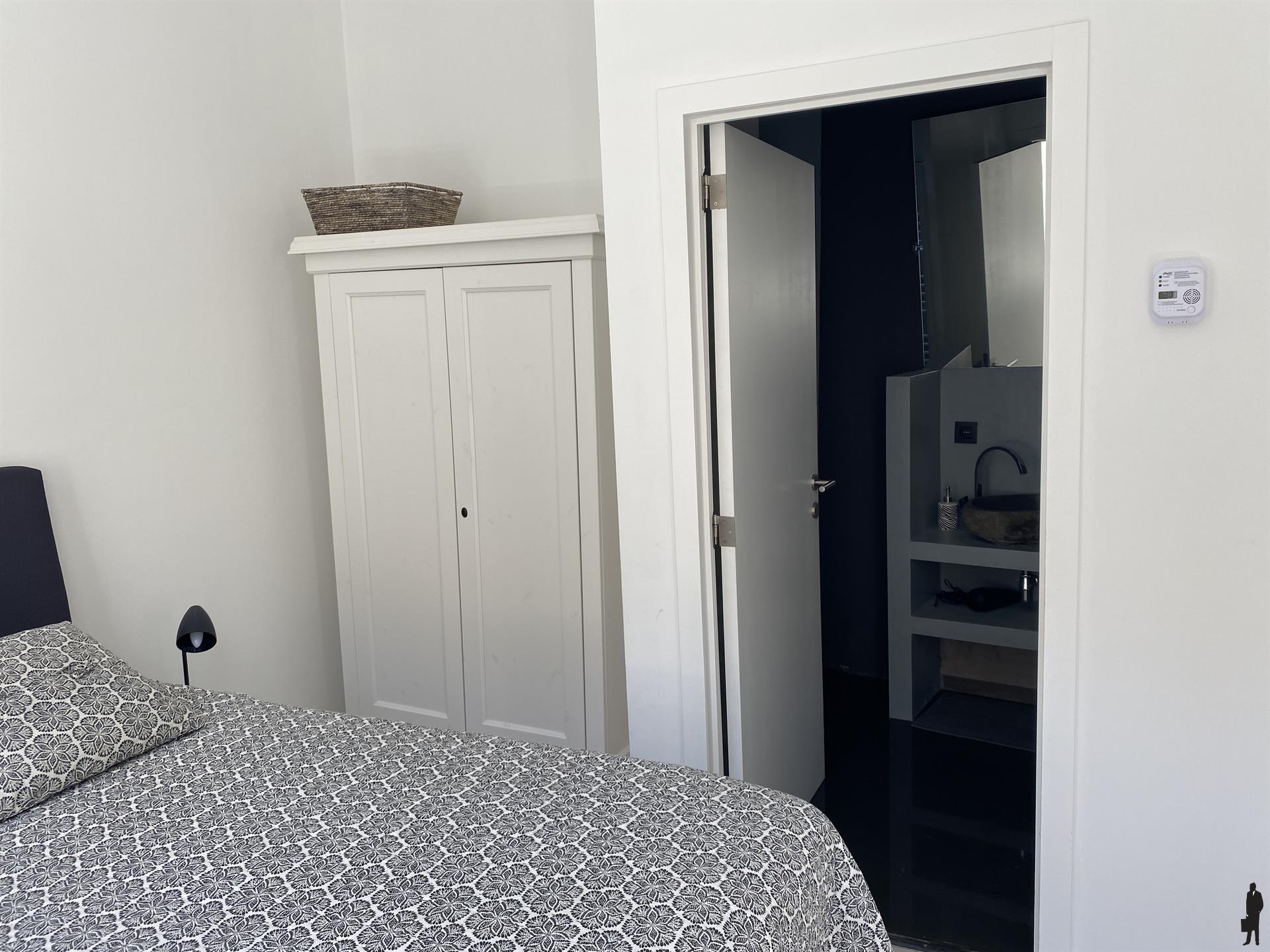 Gemeubeld appartement in een zijstraat van de Meir! foto 5