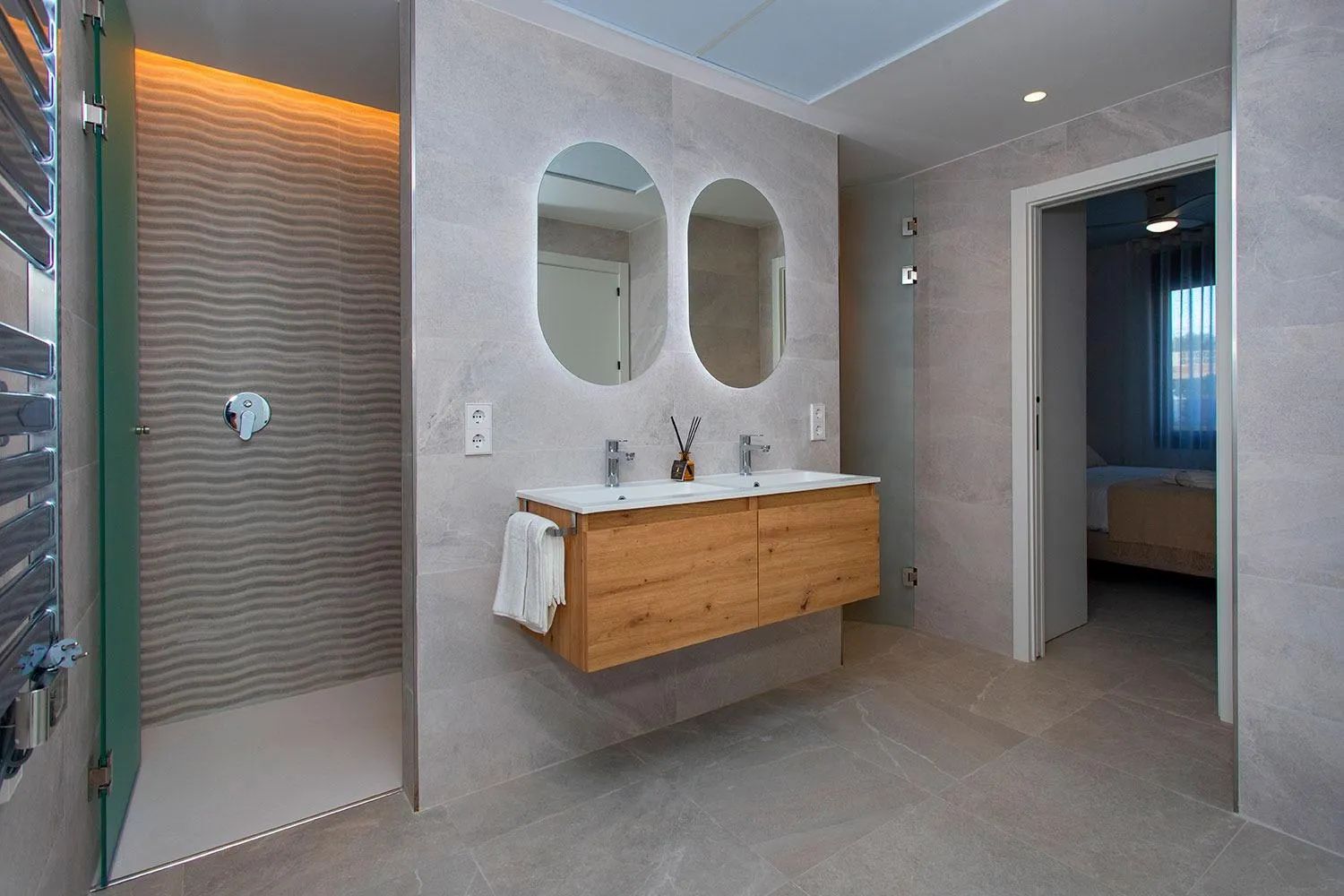 Strak design en strandleven gecombineerd: instapklare luxe woning in hartje Torre de la Horadada foto 24