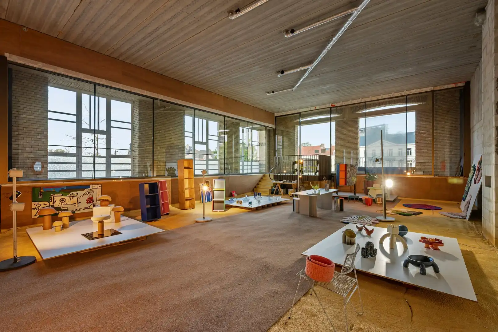 Unieke casco handelsruimte op een hoek van 150m² op een topligging aan de Broeltorens in Kortrijk foto {{pictureIndex}}