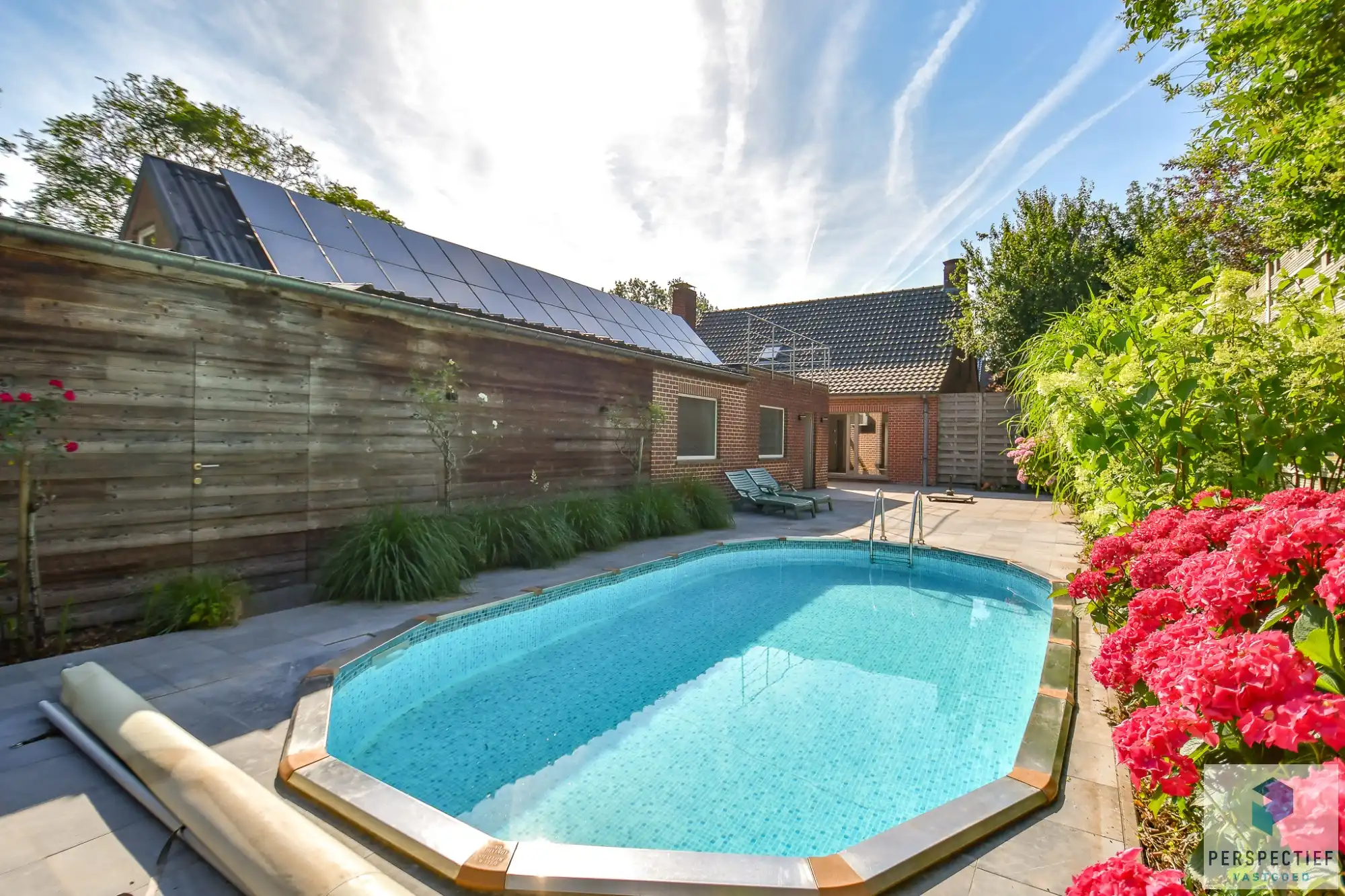 Rustig gelegen gezinswoning met garage en tuin met zwembad foto {{pictureIndex}}