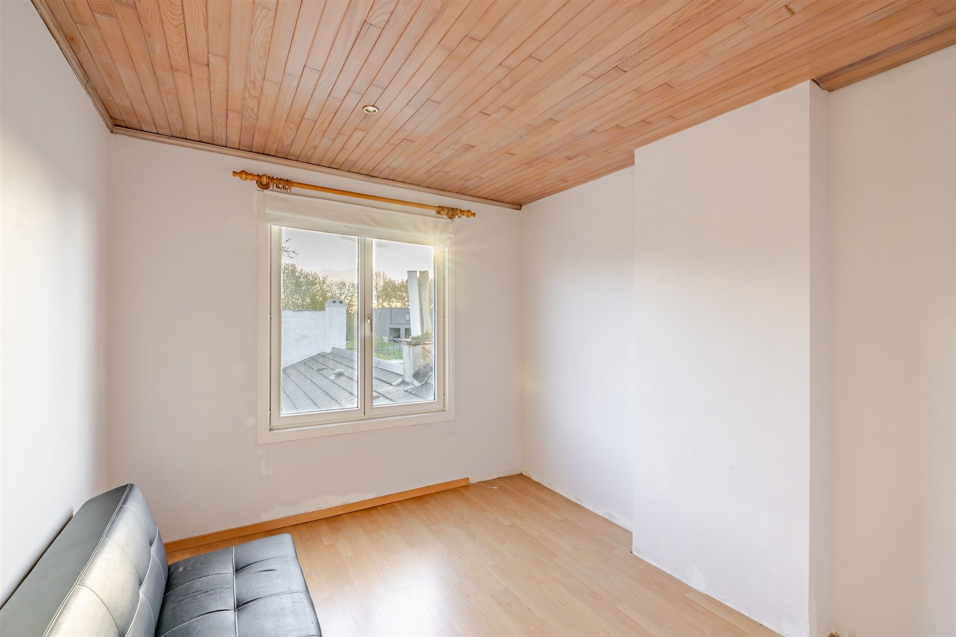 Gezellige rijwoning met uitzonderlijke grote tuin en externe garage in hartje Schellebelle foto 15