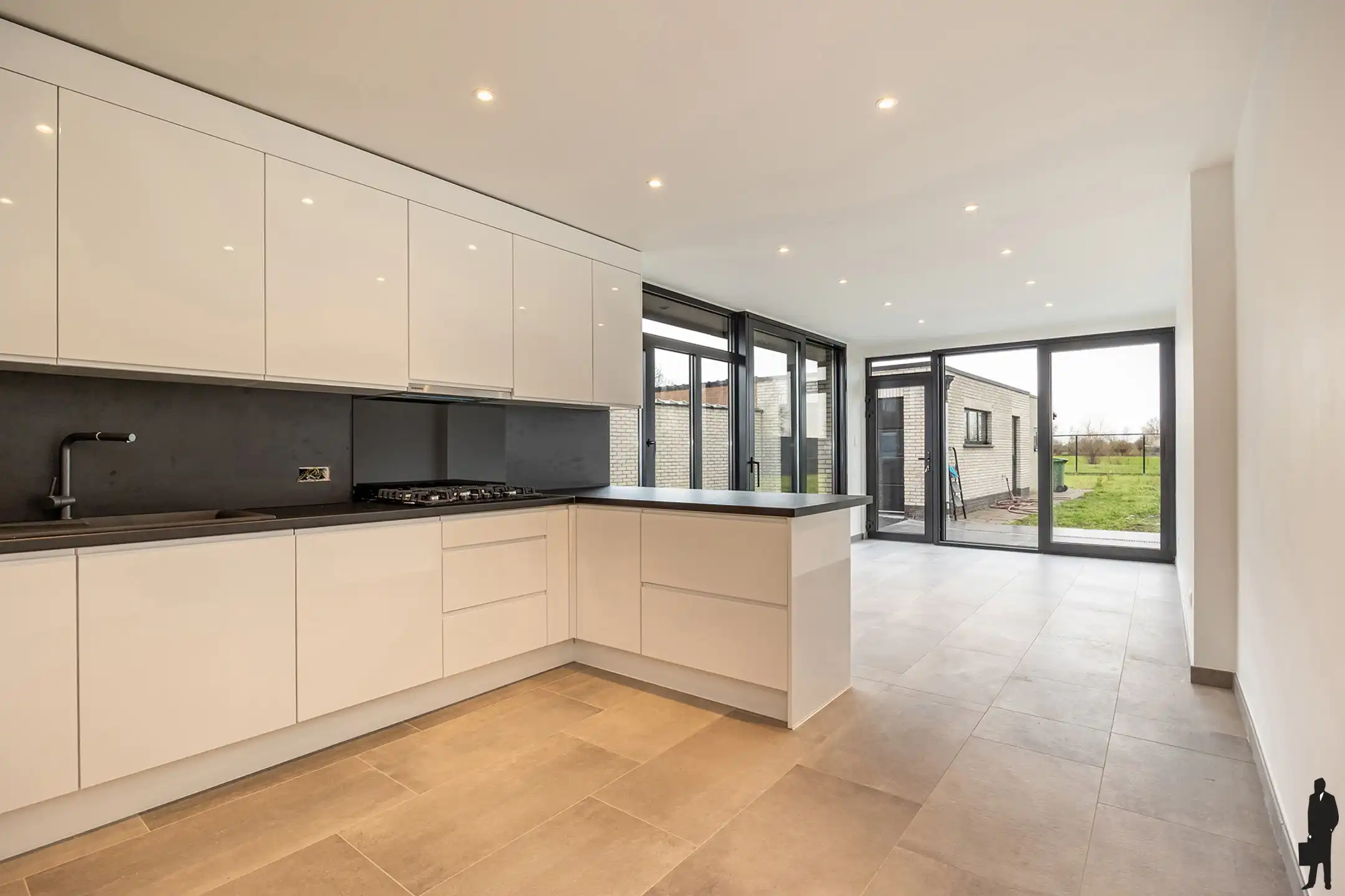 Gerenoveerde bungalow met weids uitzicht en externe garage foto 5