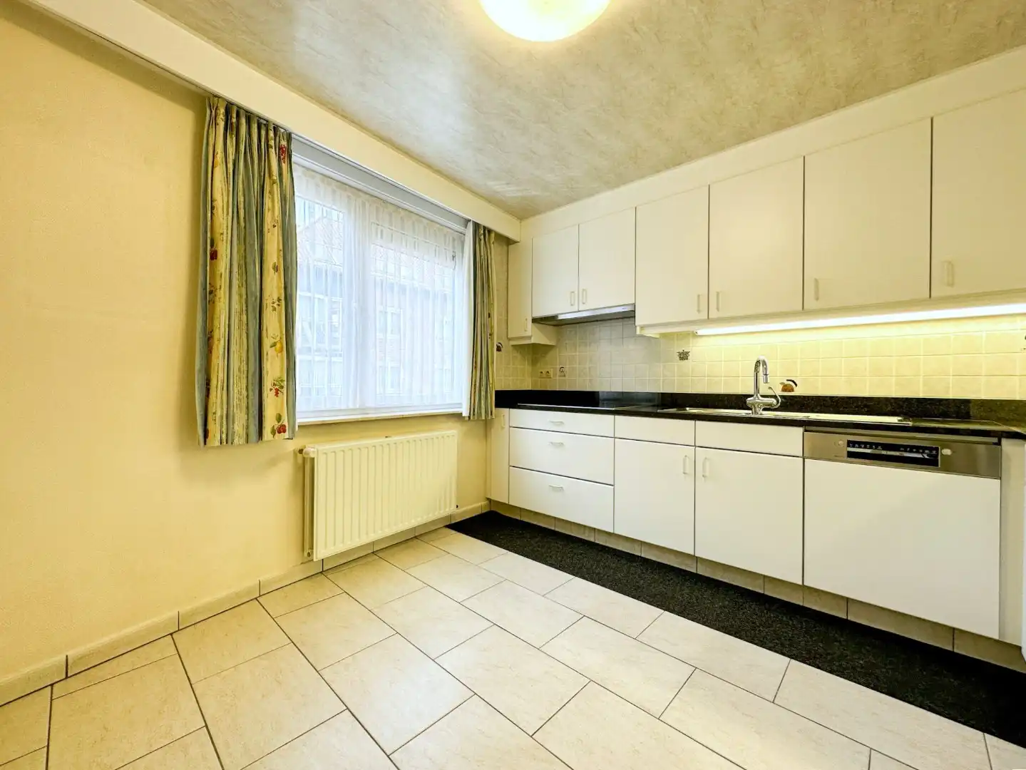 Instapklaar 2-slaapkamer appartement met 2 terrassen (en garage), topligging Torhout. foto 8