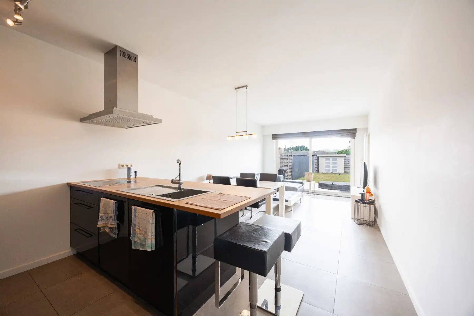 Instapklaar gelijkvloers appartement met tuin en carport foto 3