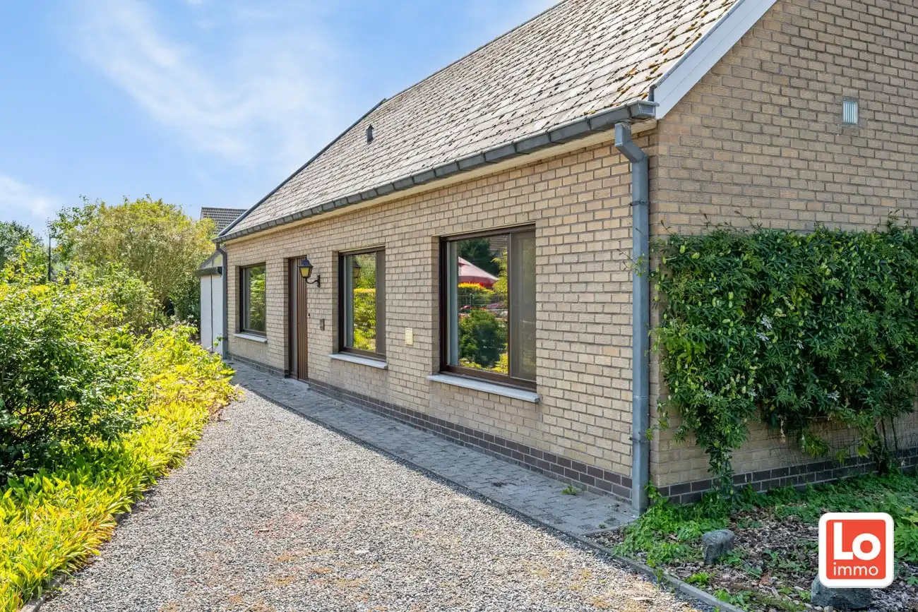 Hoofdfoto van de publicatie: Volledig te renoveren open woning met ruime afzonderlijke garage en tuin op een toplocatie nabij Oude Bareel in Sint-Amandsberg/Oostakker!