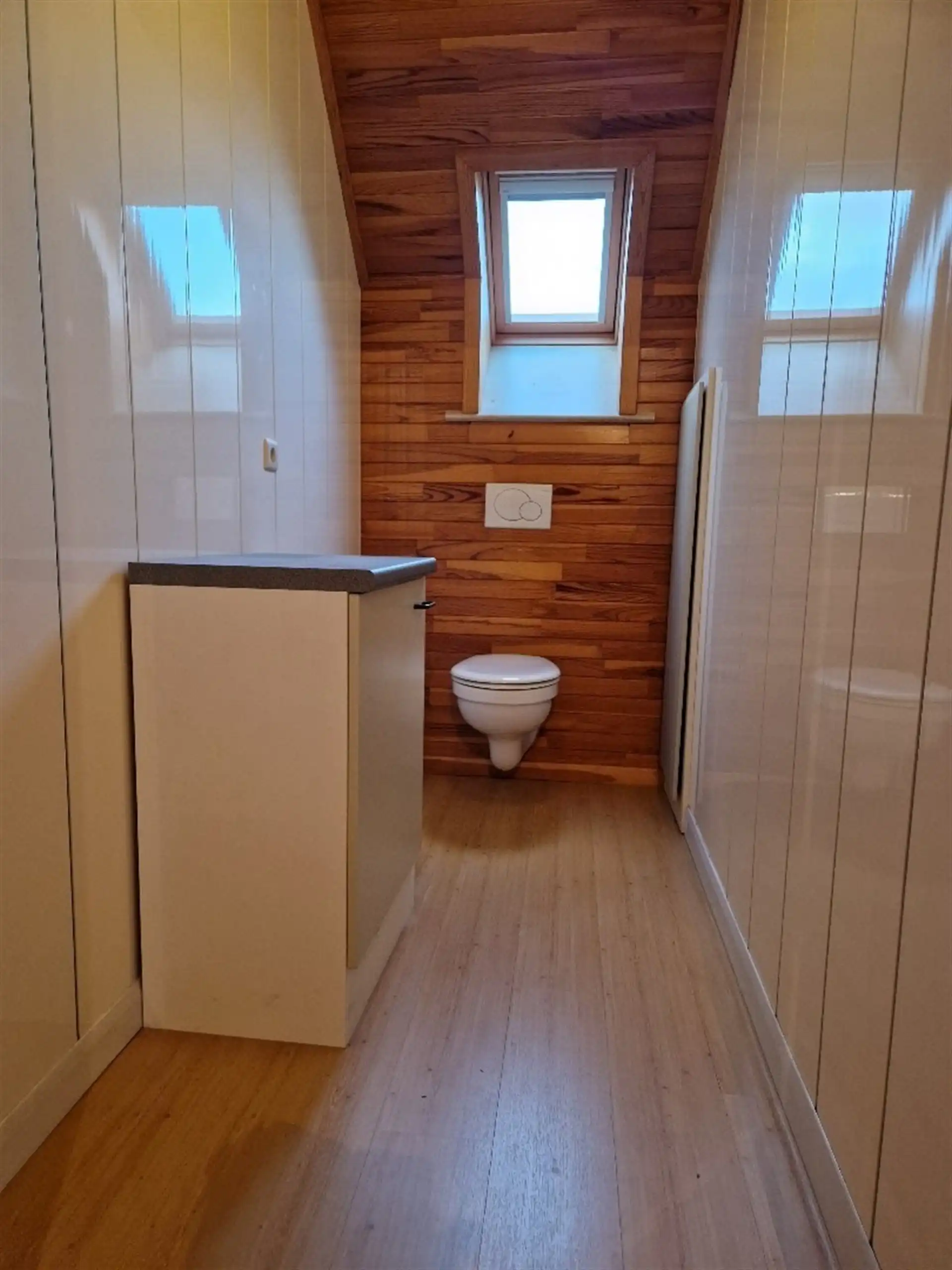 Gunstig gelegen verrassend ruime 3 slaapkamer woning met koer en garage. foto 16