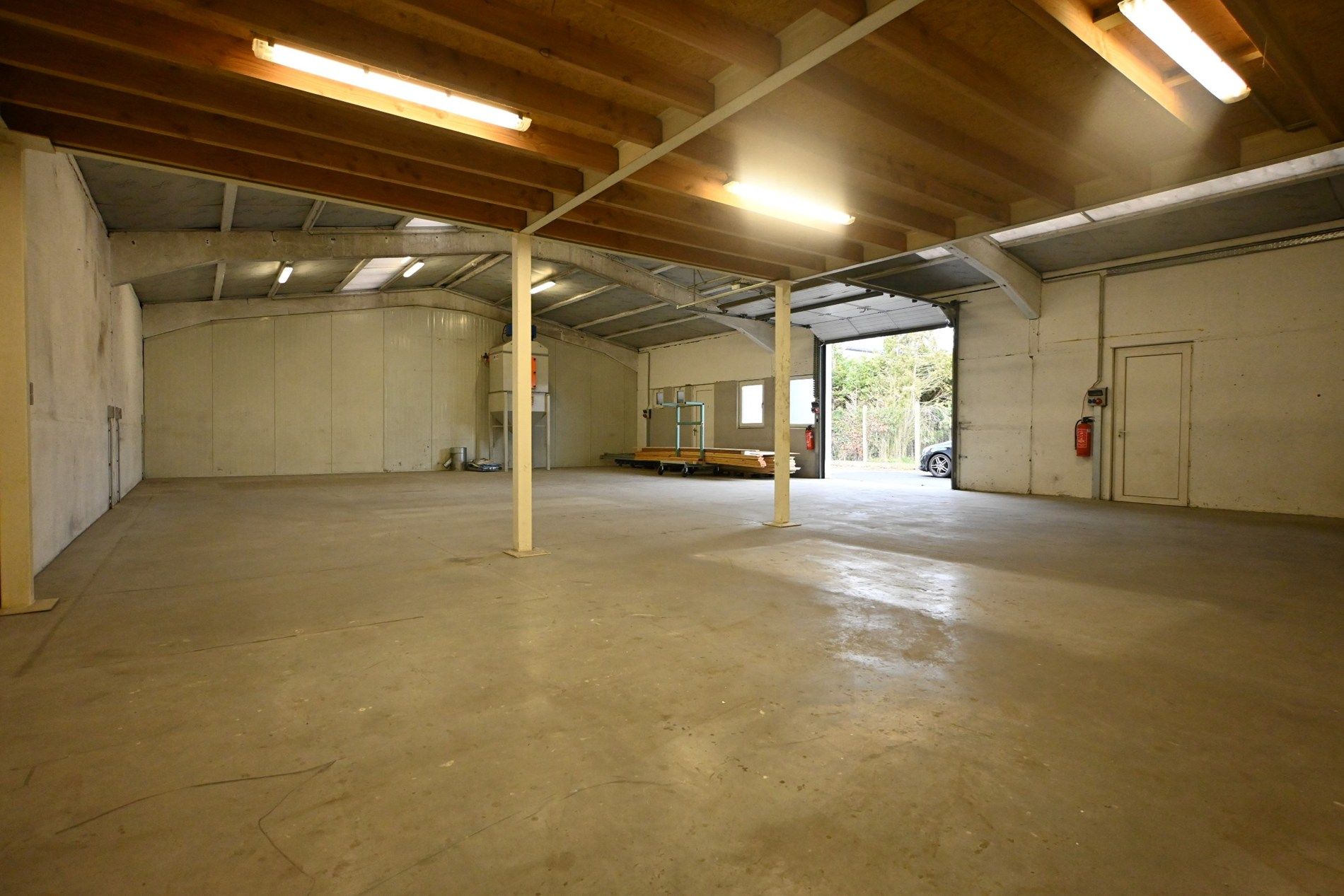 Loods in het industriegebied van Knokke-Heist foto 3