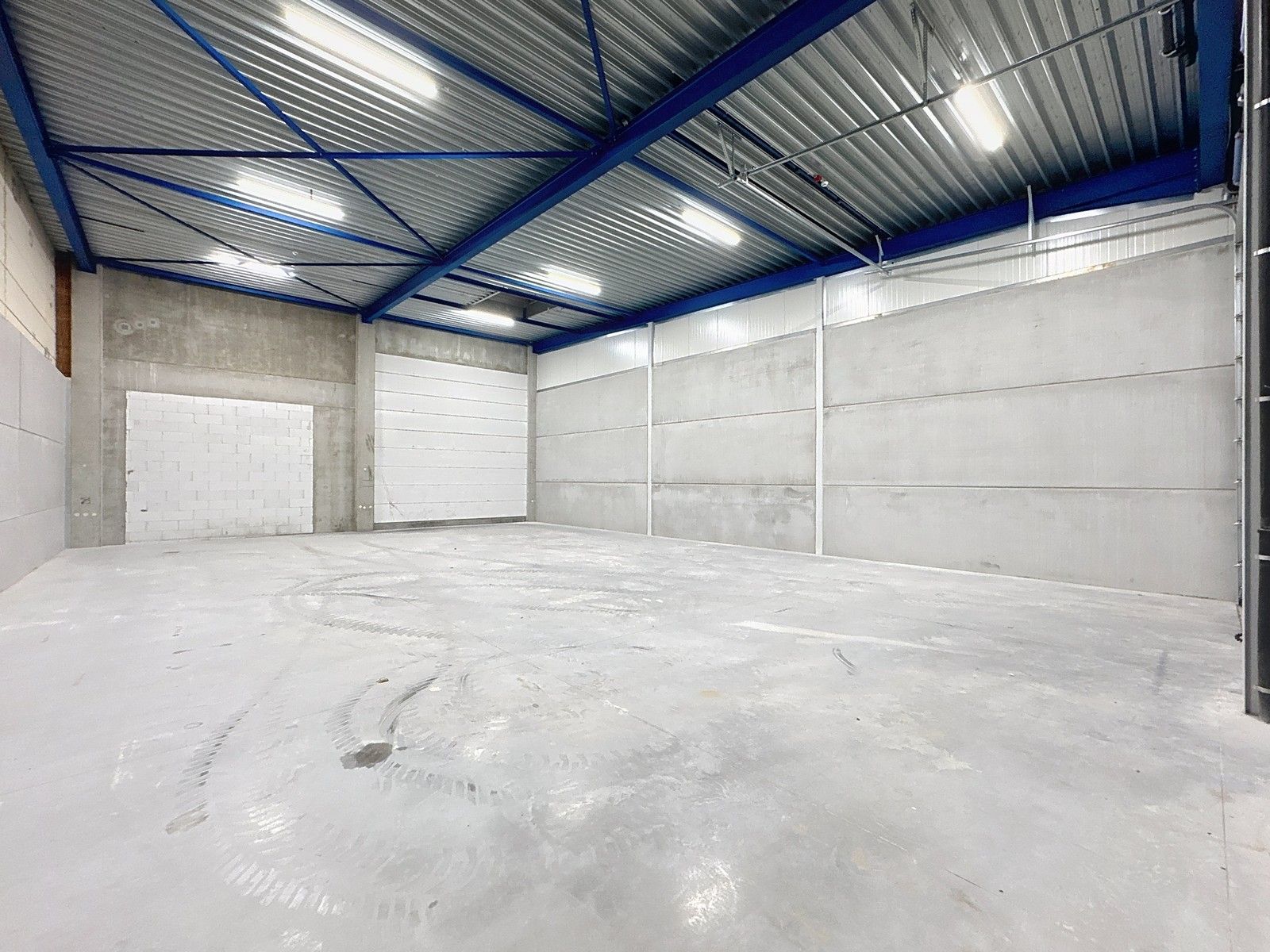 NB KMO-UNIT (232,45m²) met elektrische sectionaalpoort en sanitair blok te huur op industriezone "Herdersbrug" te 8000 Brugge foto 8