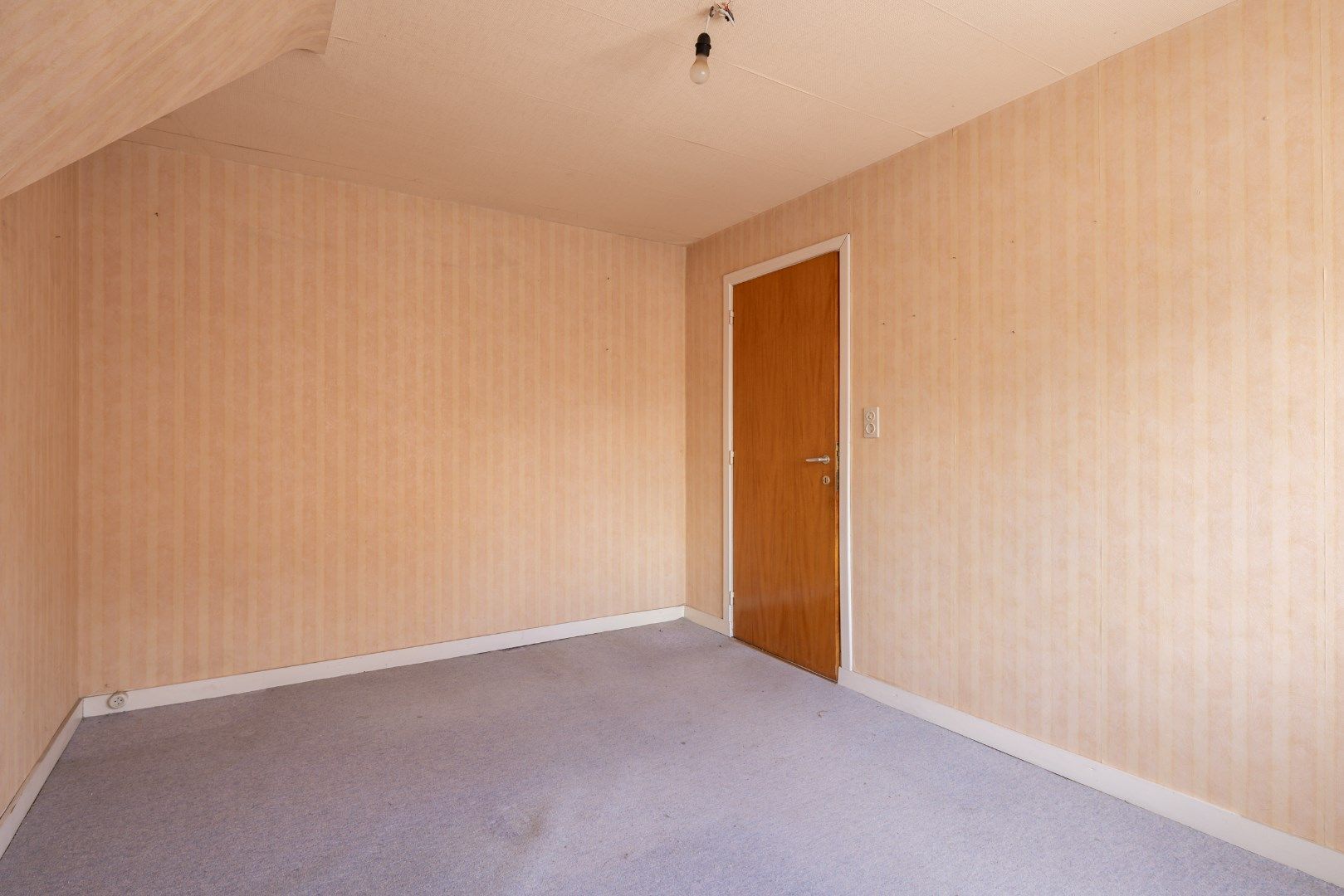 Deze ruime, te renoveren woning wordt verkocht. foto 26