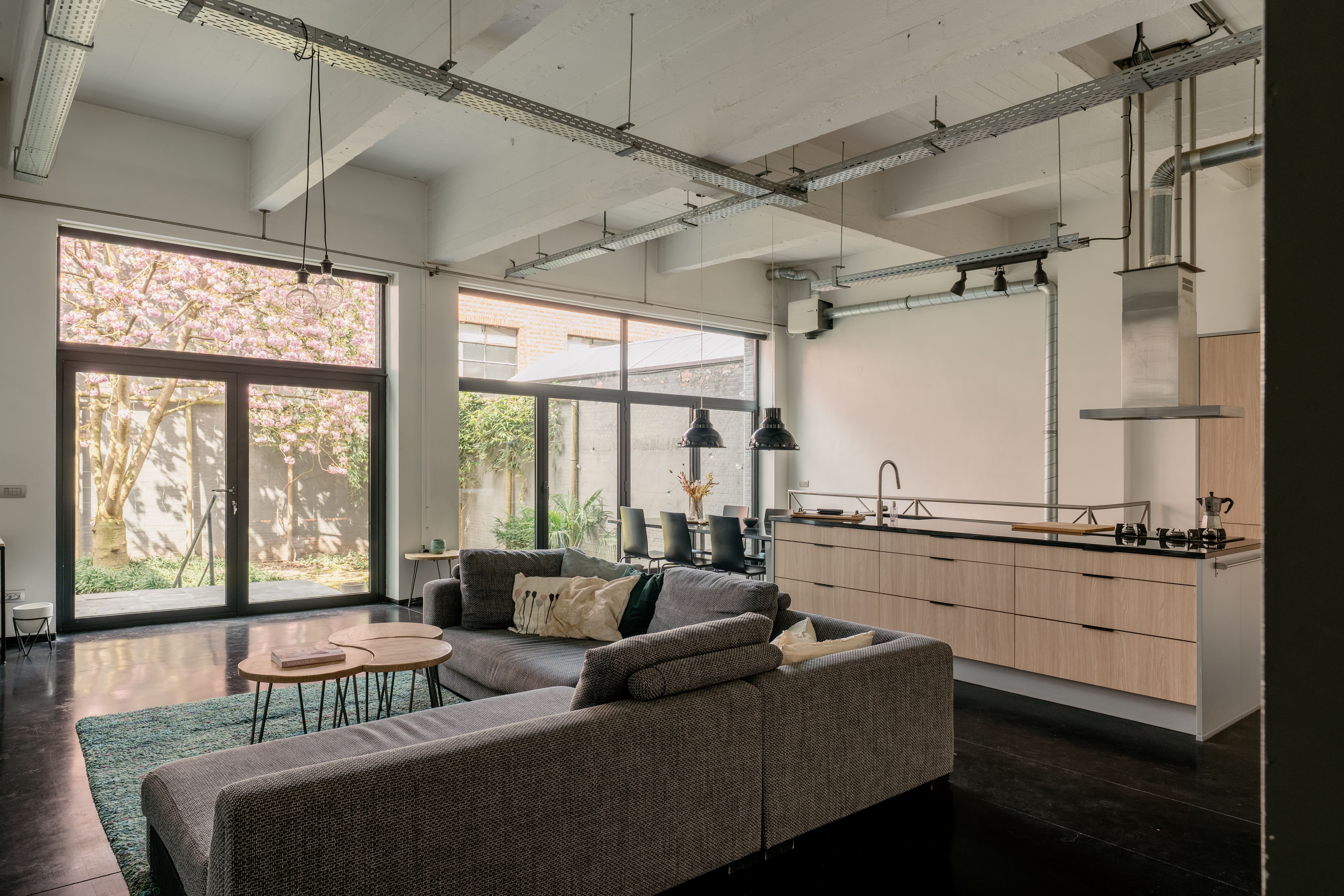 In OPTION by George: een loft met tuin waarin de Japanse kerselaar al even intens floreert als de buurt foto 8