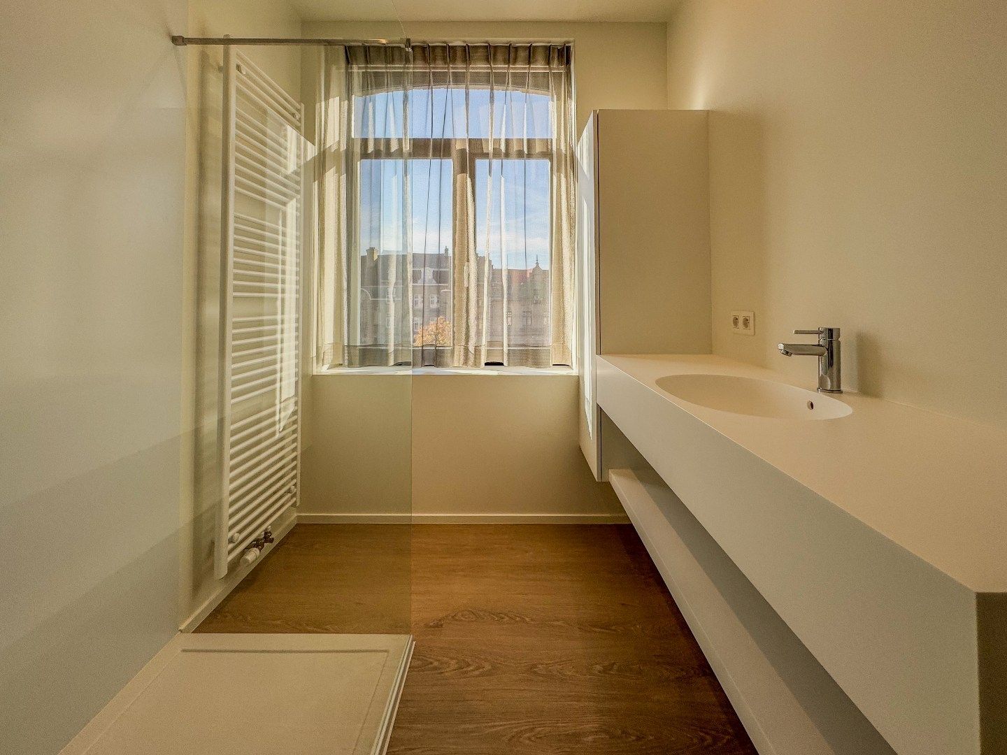 Ruim appartement met 2 slaapkamers en terras in het centrum. foto 14