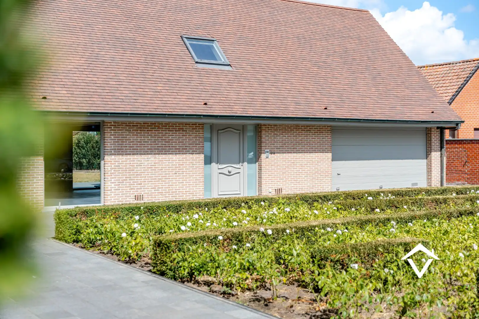 Alleenstaande woning met polyvalent bijgebouw te Zedelgem  foto {{pictureIndex}}