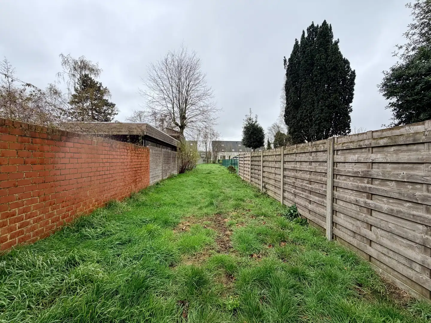 Instapklare woning met 2 slaapkamers en diepe tuin te Roeselare! foto 9