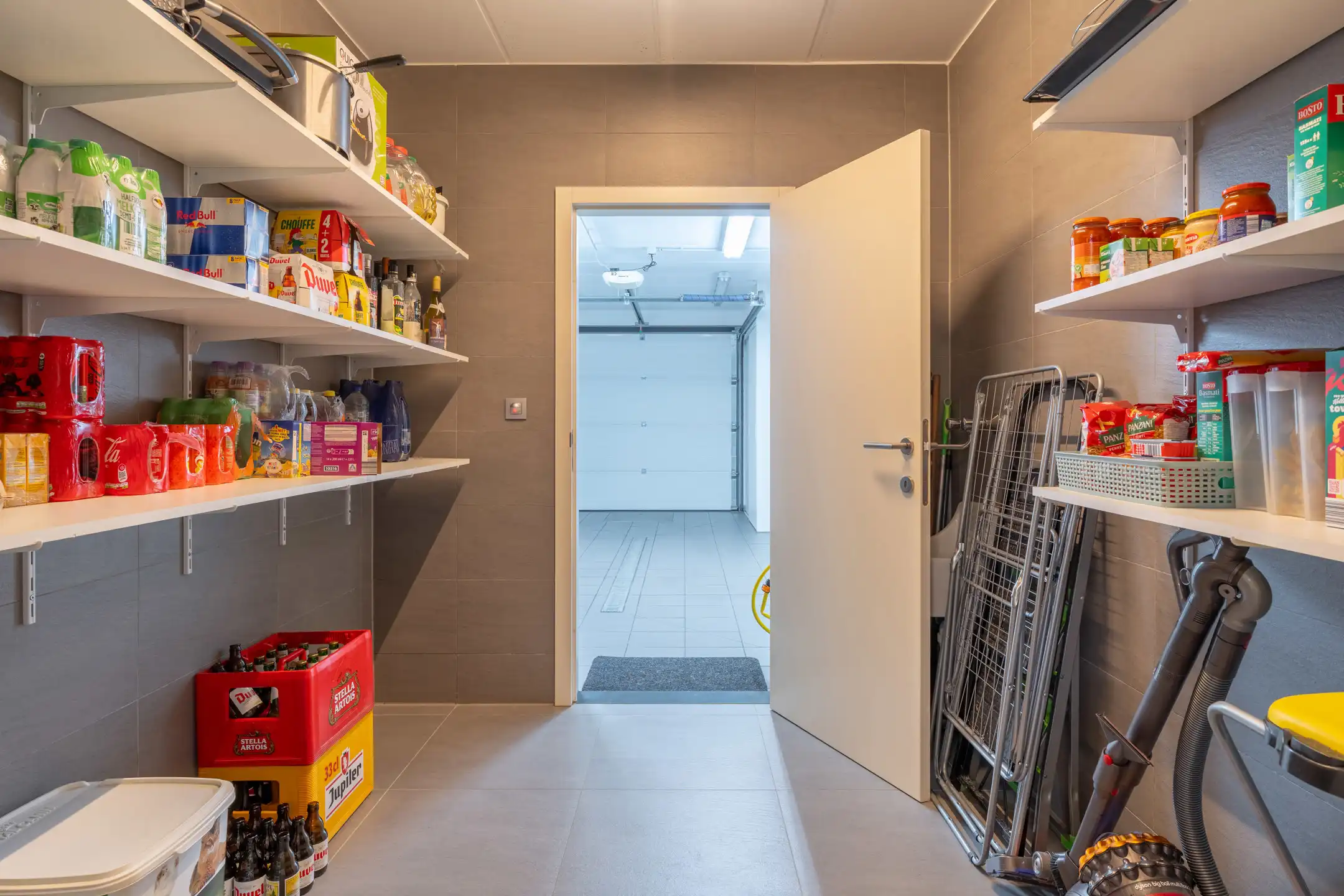 Ruime moderne woning met garage en tuin nabij het centrum van Turnhout. foto 14