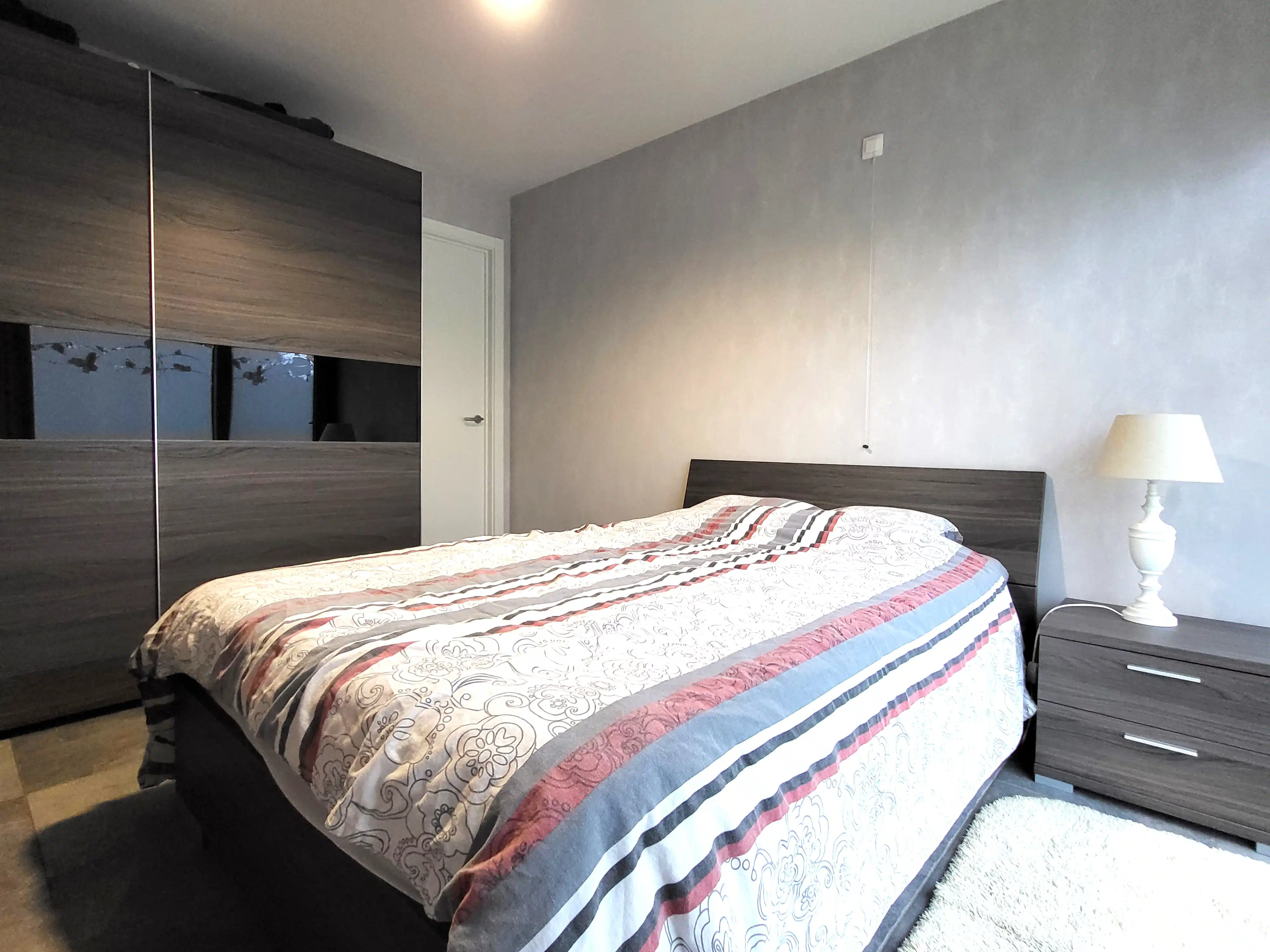 Dit aangename gelijkvloers appartement van bouwjaar 2010 is rustig gelegen in het dorp en biedt comfortabel wonen zonder gemeenschappelijke kosten.  foto 17