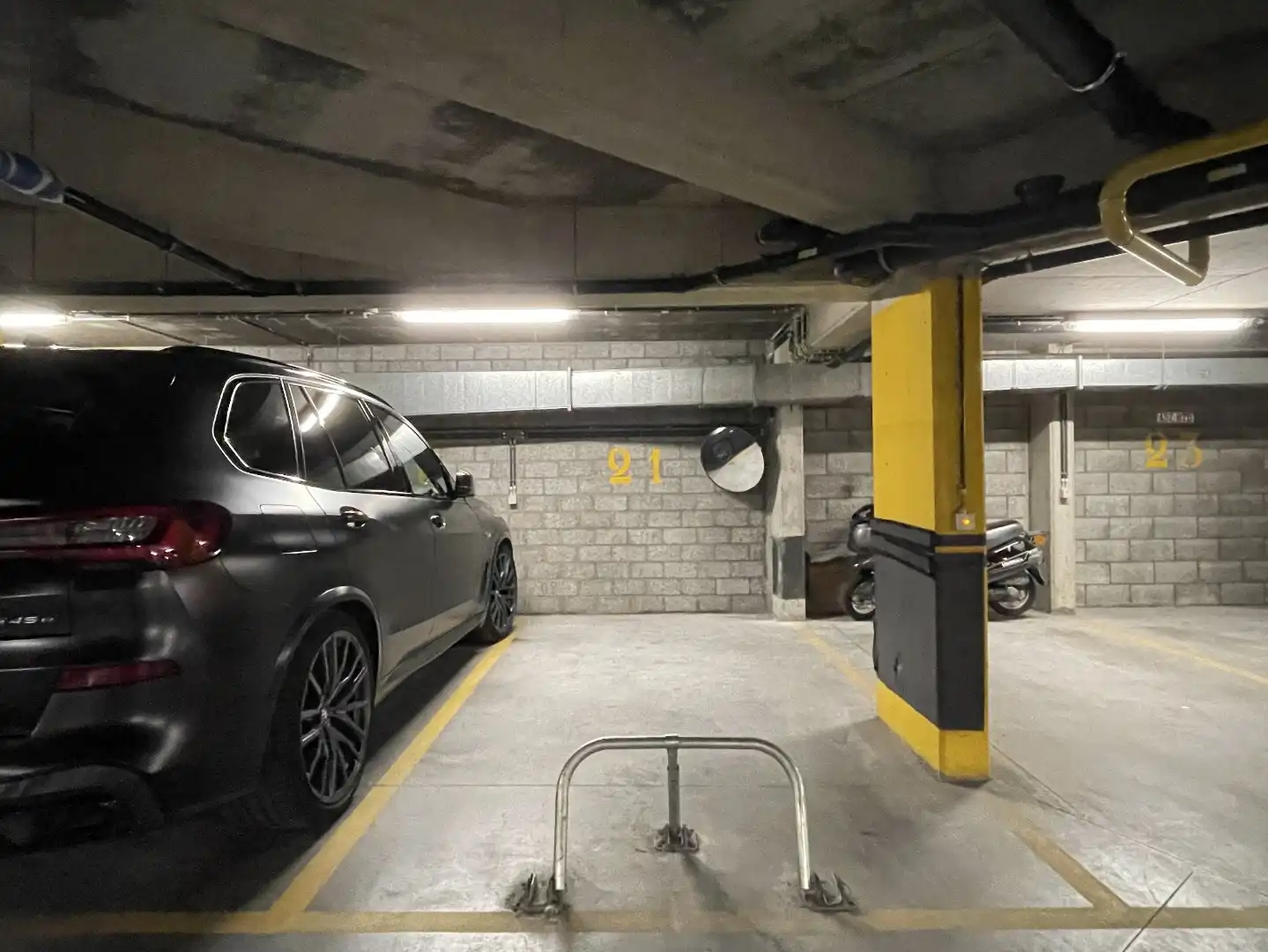 Luxueus ingericht appartement aan de zonnekant van de Dumortierlaan. Parking in het gebouw mgl. foto 21