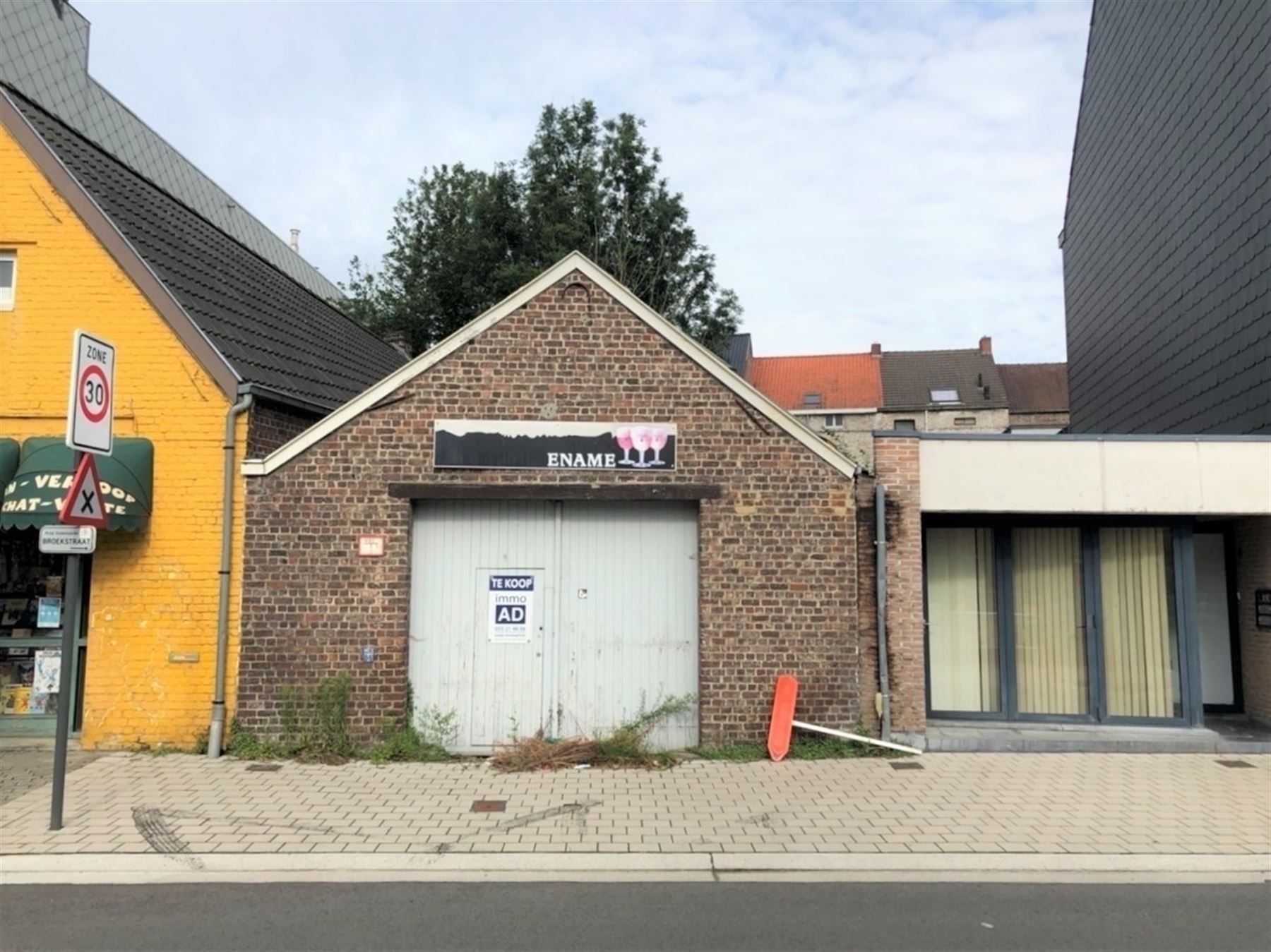 Ruim handelspand met grote garage foto 12