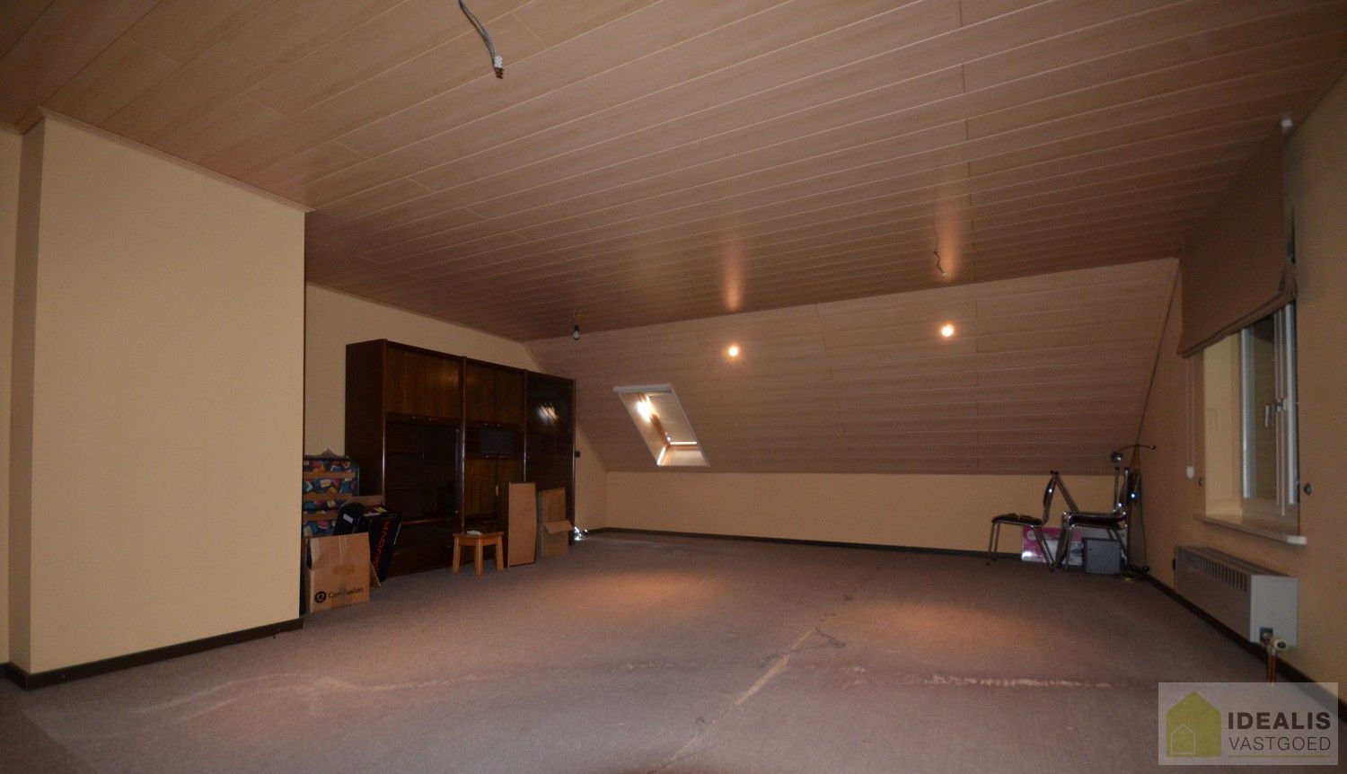 IDEALIS VASTGOED – Charmante, instapklare woning in een groene, rustige omgeving in hartje Hechtel (Hechtel-Eksel) met +-370m² bewoonbare oppervlakte! Deze gezellige woning biedt een aangename leefruimte, maar liefst 5 slaapkamers, 2 badkamers, een praktische indeling én een ruime tuin waar je volop kan genieten van het uitzicht. Het pand bevindt zich op een mooi breed perceel en is ideaal voor wie houdt van rust en privacy, maar toch een vlotte verbinding wenst naar omliggende gemeenten en steden. foto 23