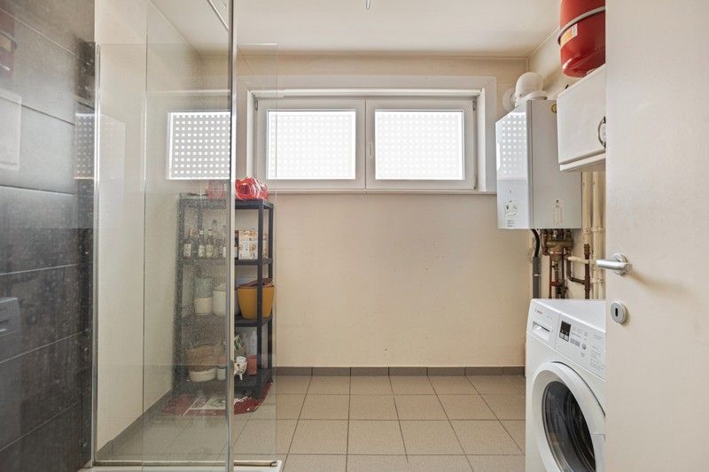 Ruim 3 slaapkamer appartement TE KOOP MET GARAGE in Oostrozebeke foto 8