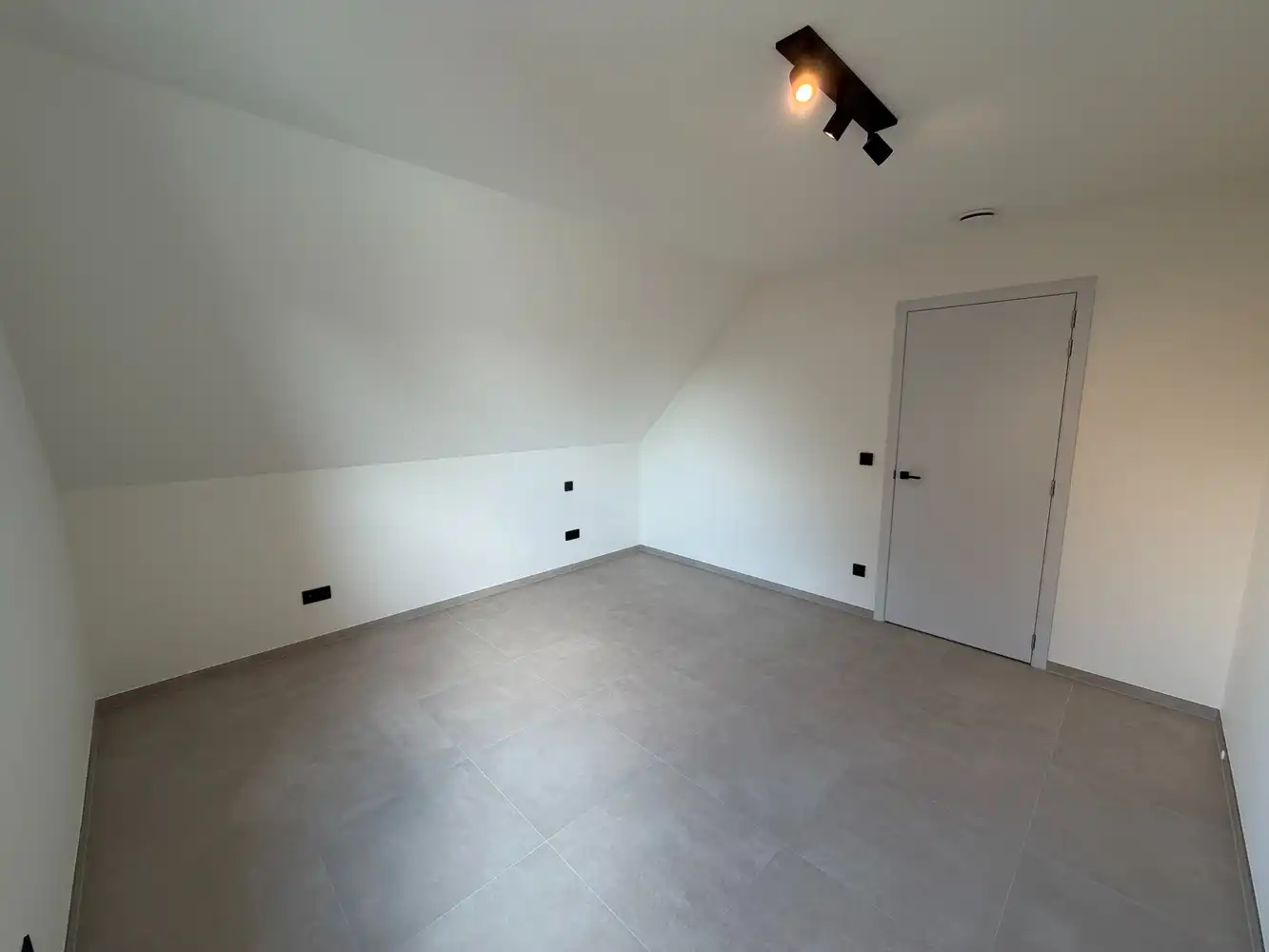 Zeer ruim appartement te huur foto 11