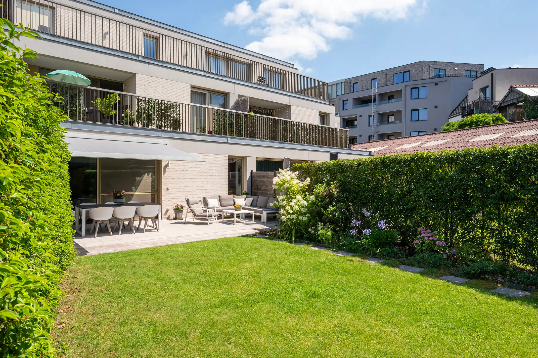 Instapklaar gelijkvloers appartement met zonnige tuin foto {{pictureIndex}}
