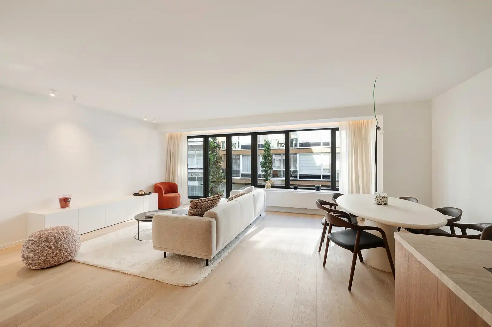 Gerenoveerd appartement centraal gelegen in het centrum van Knokke, vlakbij de winkels en de zee. foto 9