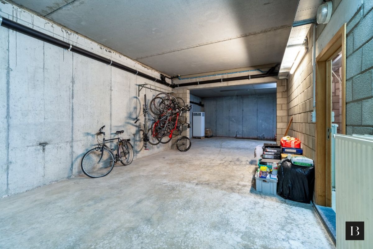 Ruime villa met ondergrondse garage en kantoorruimte foto 23