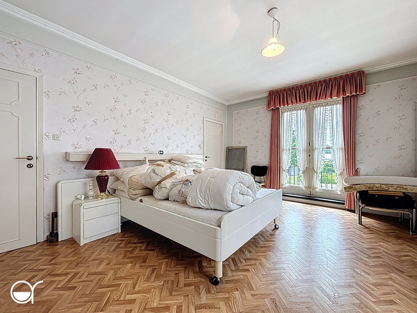 Te renoveren woning met magazijn, tuinhuis en dubbele garage foto 12