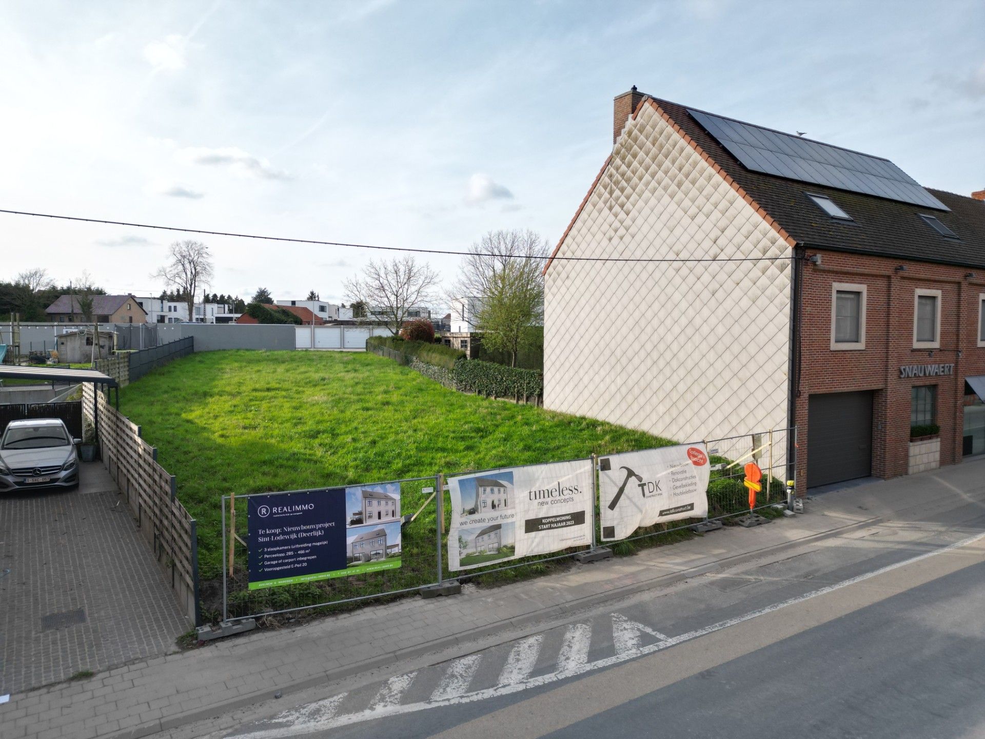 Moderne halfopen gezinswoning met carport foto 3