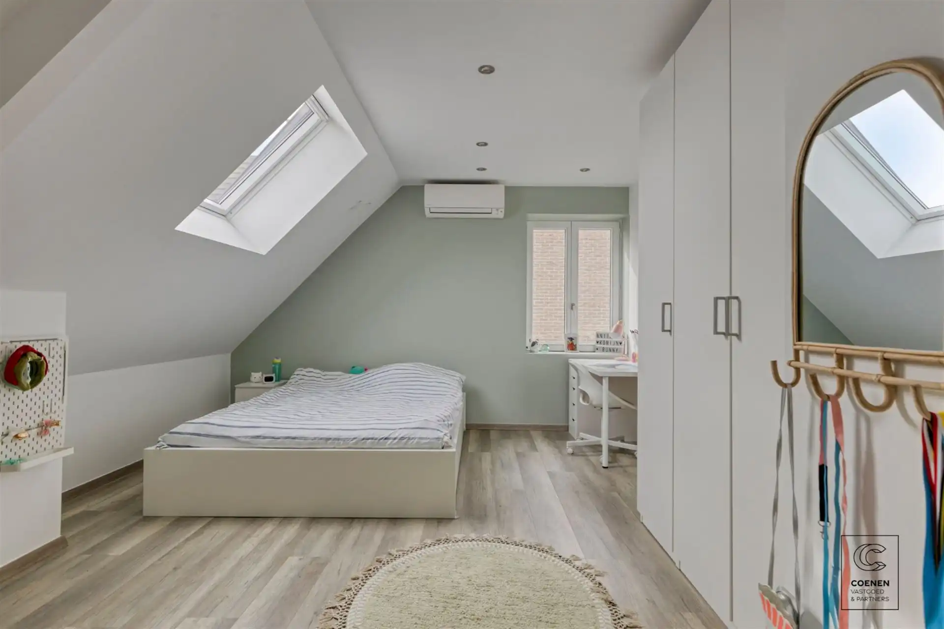 Instapklare woning met 5 slpks, tuin met zwembad te Oelegem! foto 13