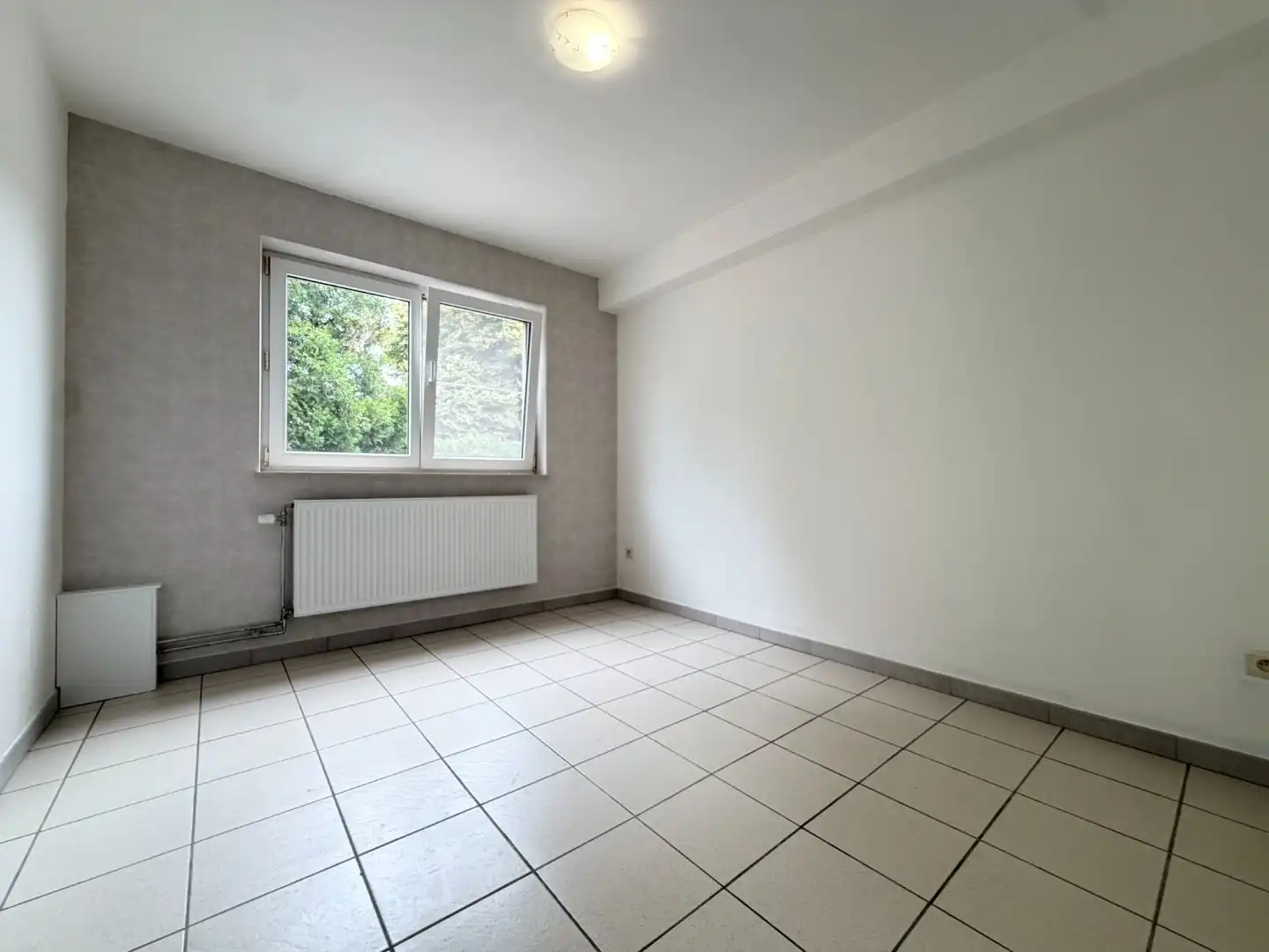 Netjes gerenoveerd 1-slaapkamer appartement met ruime kelder en inpandige garage foto 15