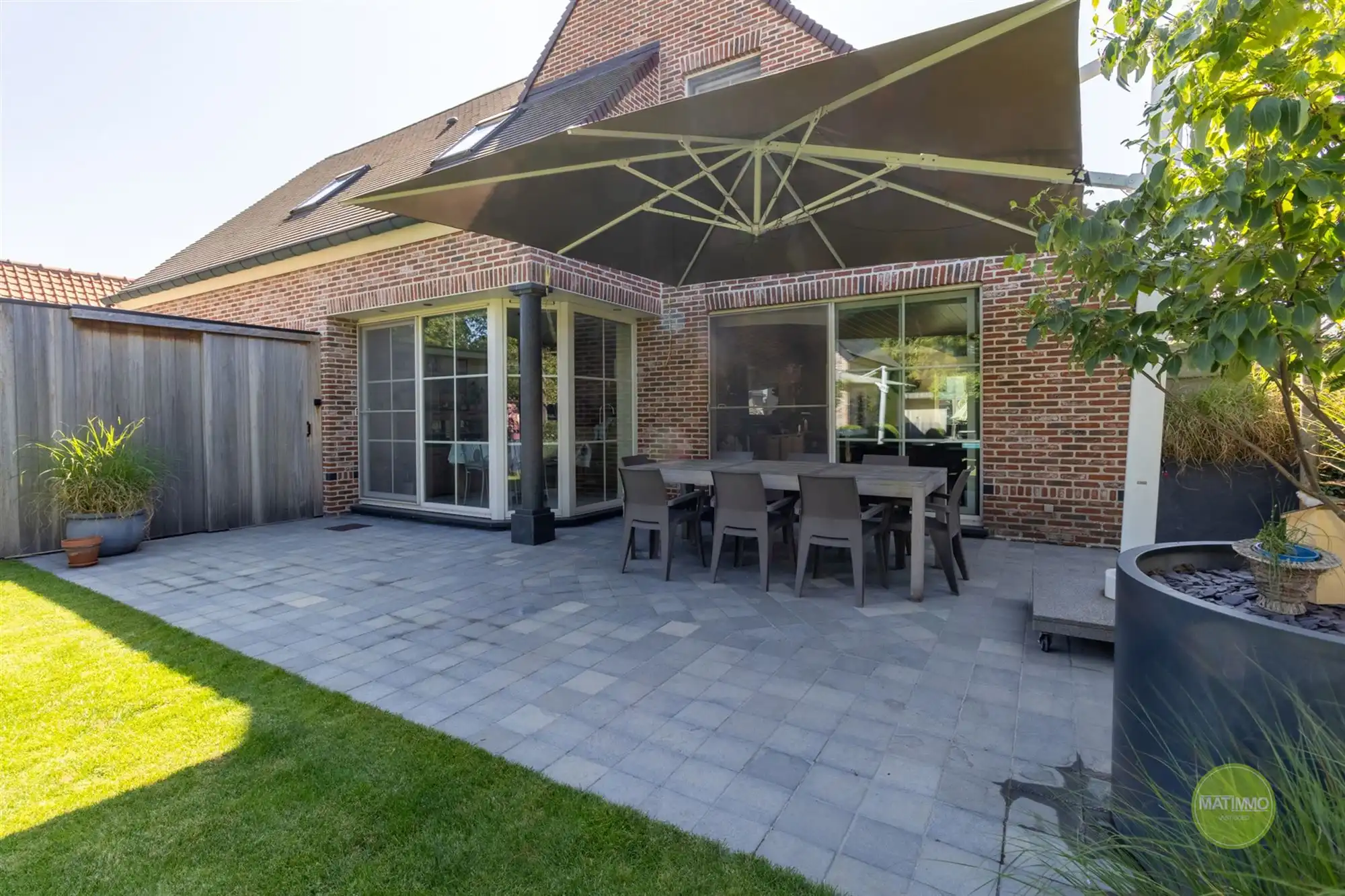 Instapklare gezinswoning met magazijn, zwembad en poolhouse  foto 3