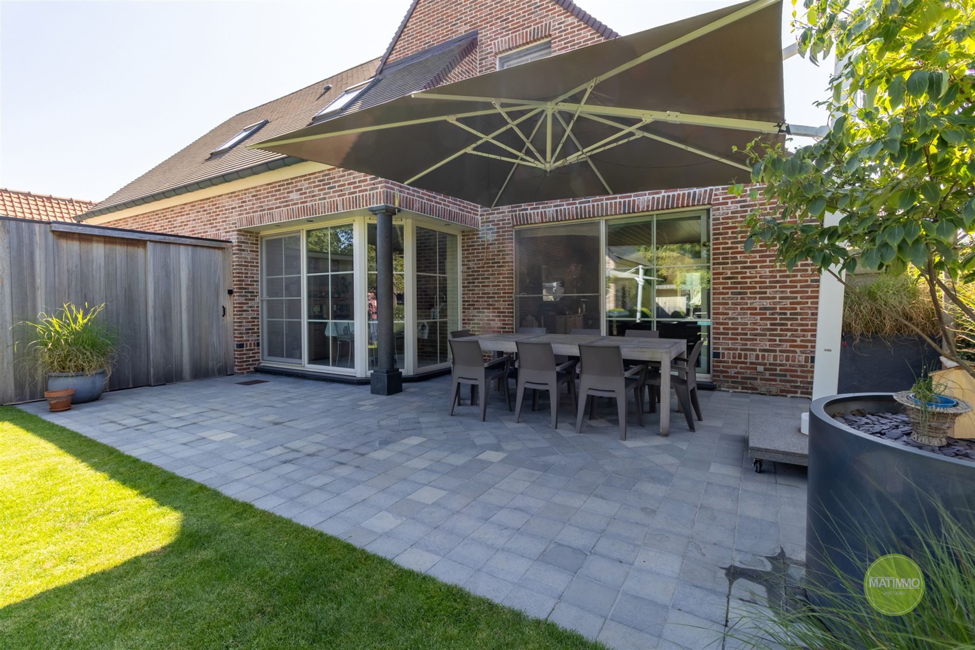 Instapklare gezinswoning met magazijn, zwembad en poolhouse  foto 3