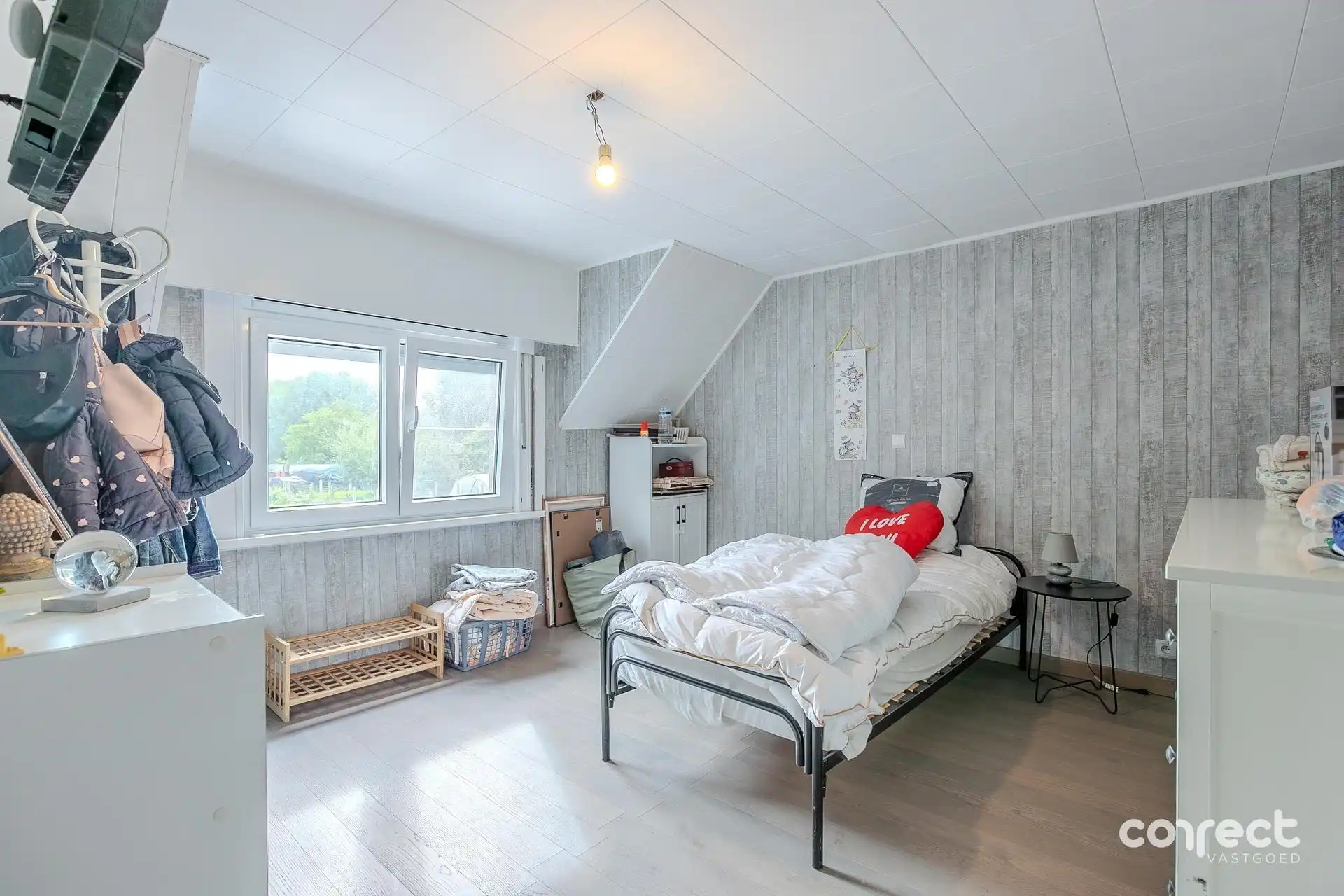Gerenoveerde ( 2026 ) halfopen bebouwing met ruime tuin, garage en 3 slaapkamers. foto 8