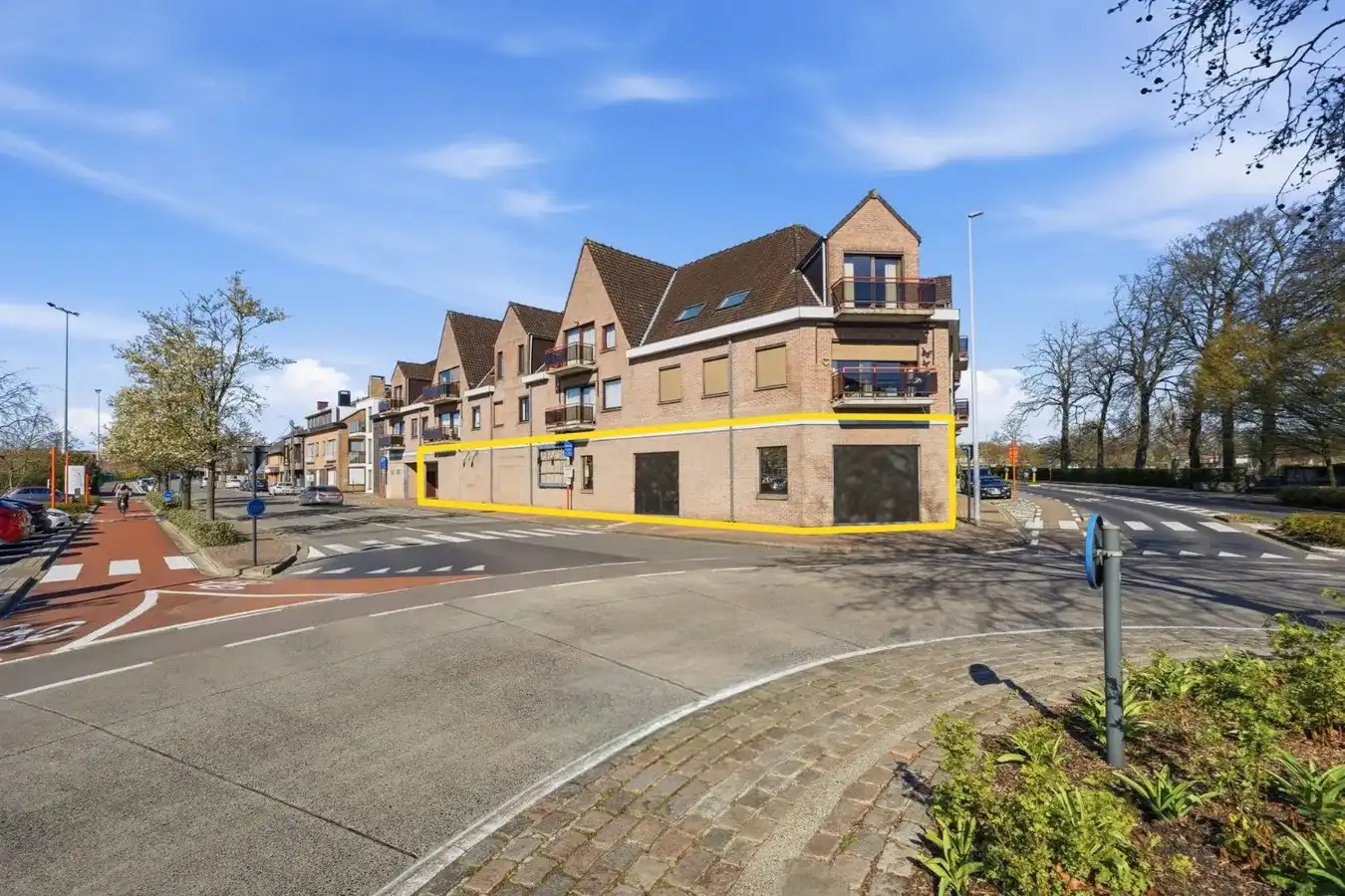 Te koop: Ruim handelspand met uitstekende visibiliteit in het centrum van Torhout foto 4
