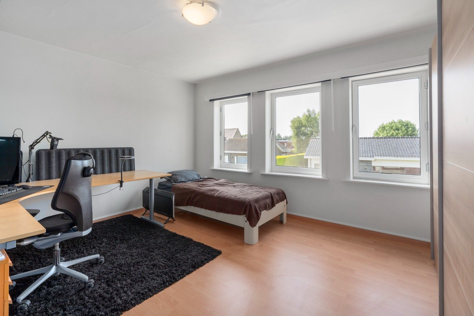 Halfopen woning met tuin en garages in het centrum van Nevele! foto 16