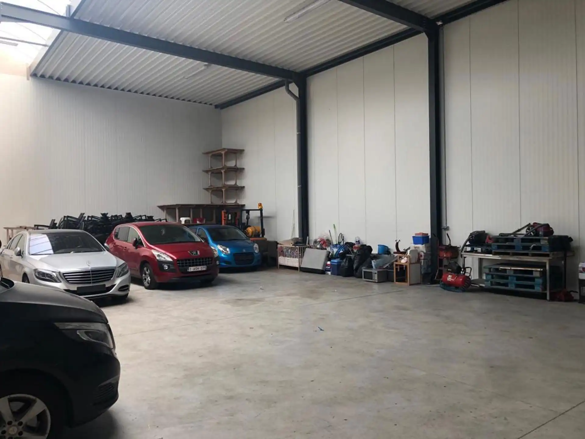 Magazijn van 281m² met kantoor (72m²) en 2 poorten foto 7