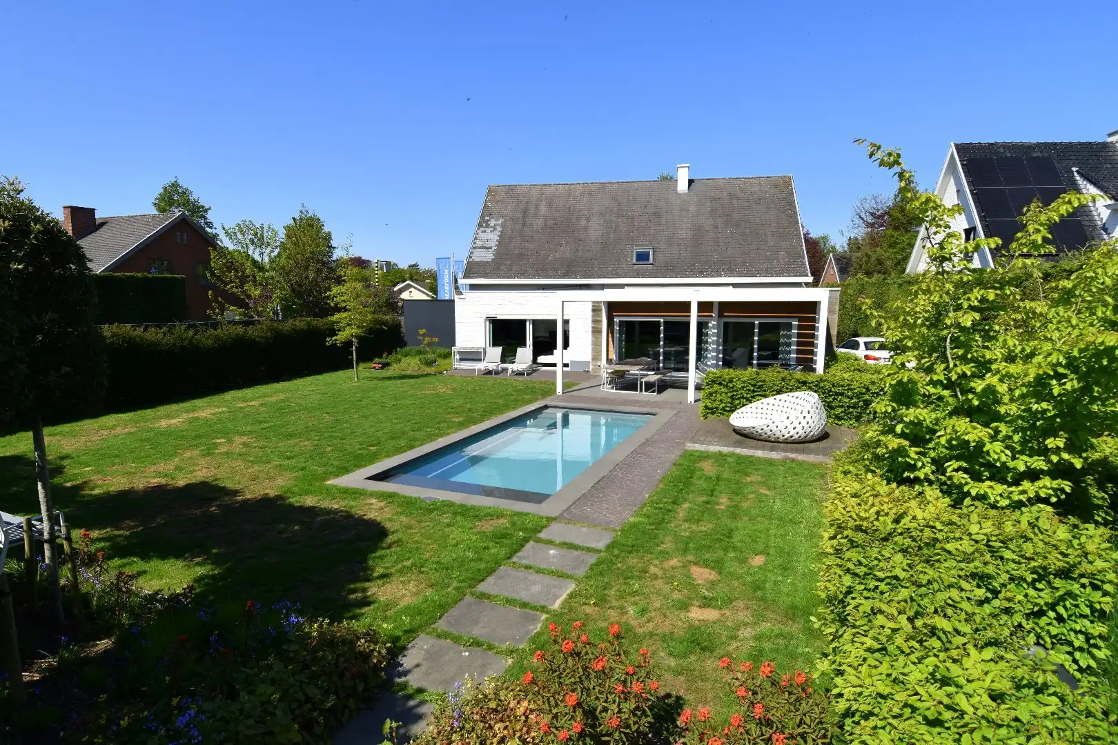 Villa met 4 slaapkamers, zwembad en mooie volumes te koop in Moorsele foto 9