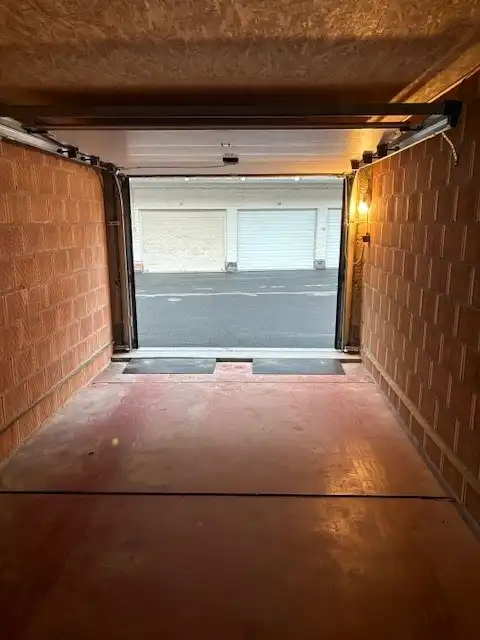 Gesloten garagebox met elektriciteit-verlichting op gelijkvloers complex foto 10