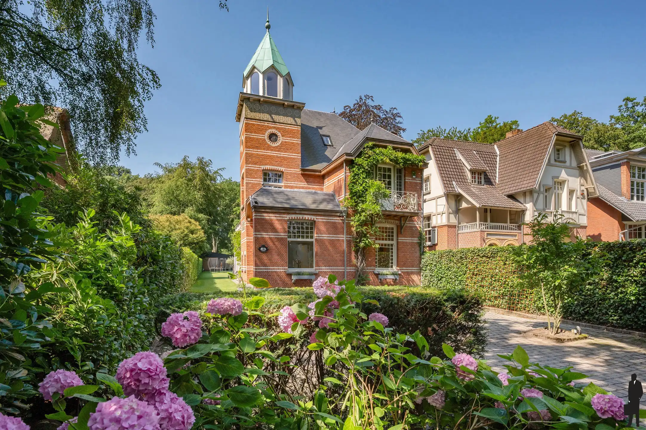 Statige karaktervilla met iconische toren en exclusief tuinpaviljoen foto 2